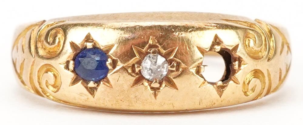 Edwardian 18ct gold diamond and sapphire ring with engraved shoulders, Chester 1901, size N, 2.3g