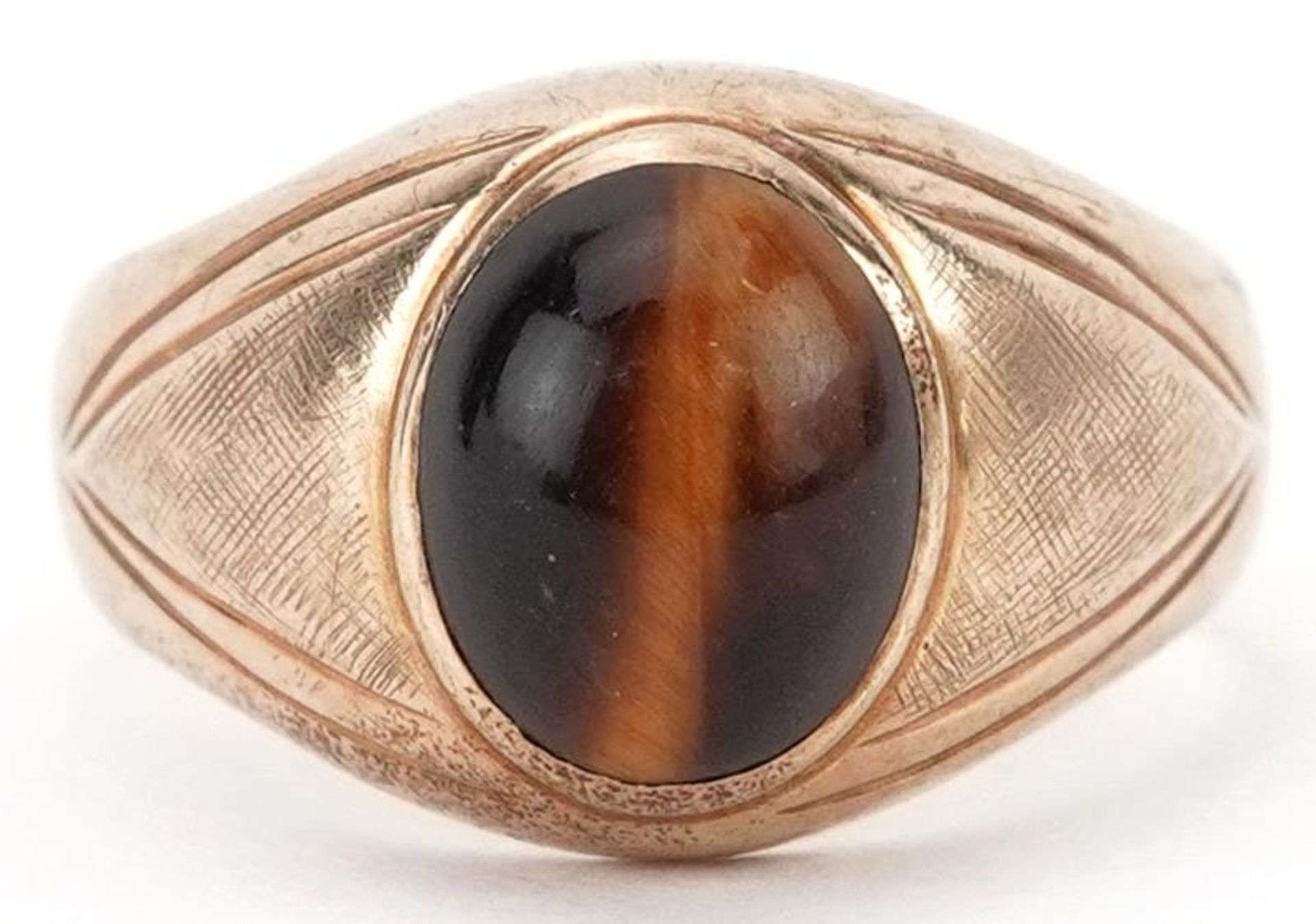 9K gold cabochon tiger's eye ring with engraved shoulders, size O, 5.7g