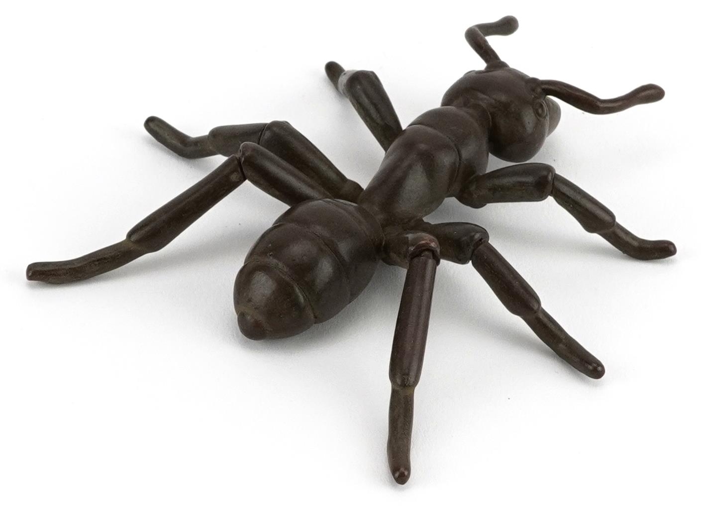 Large Japanese patinated bronze okimono in the form of an ant with articulated legs, impressed - Image 2 of 4