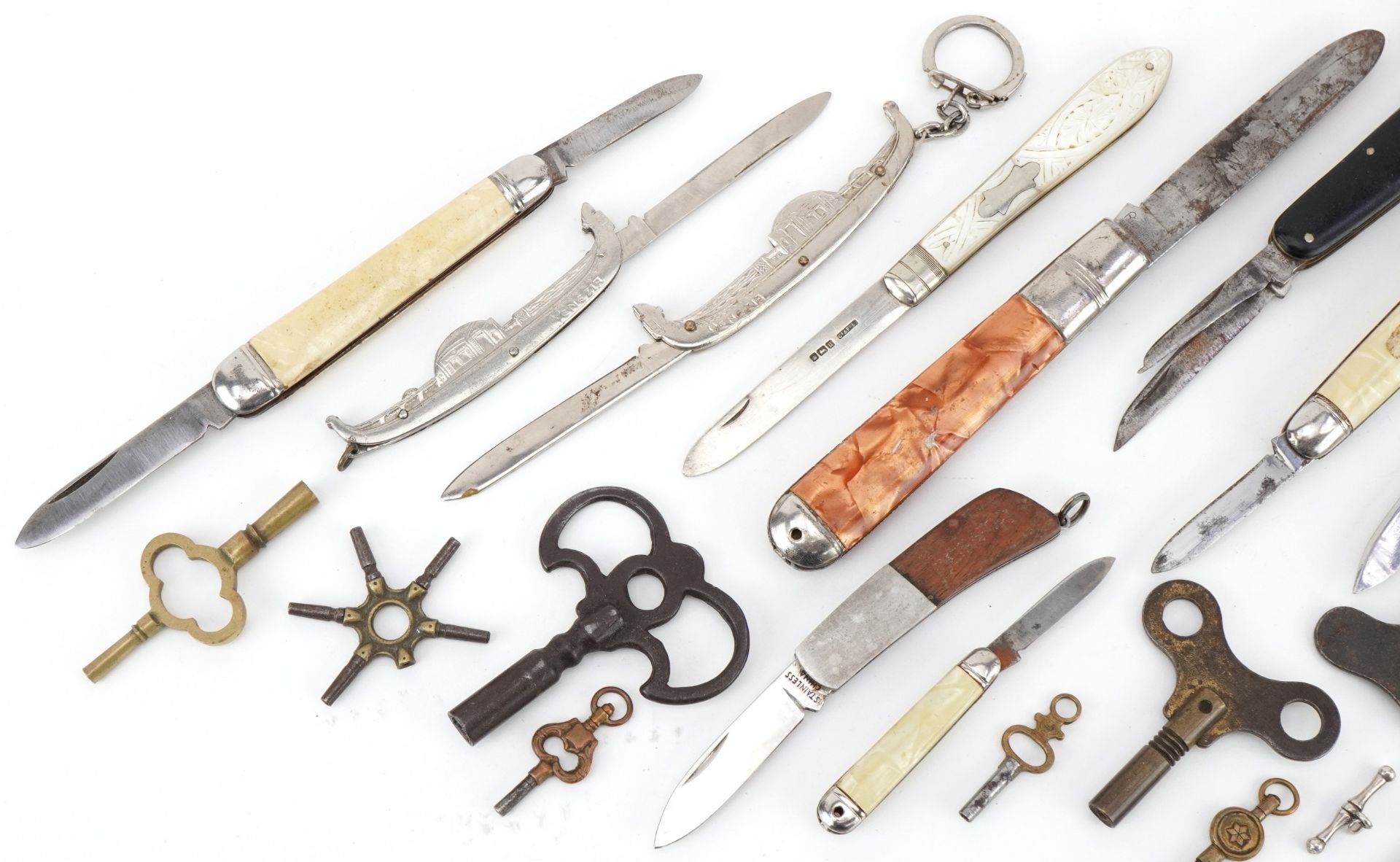 Folding pocket knives and various watch keys including mother of pearl flanked folding fruit knife - Bild 2 aus 6