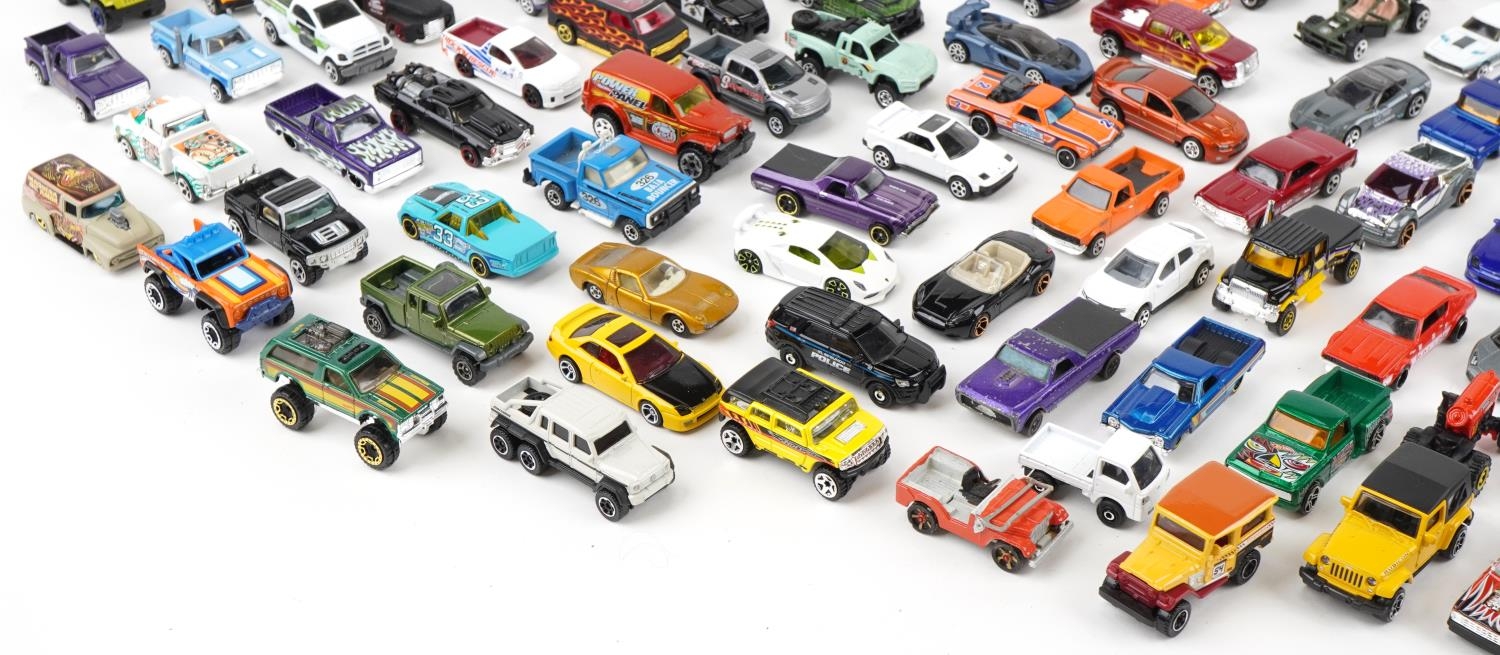 Large collection of diecast vehicles, predominantly Matchbox and Hot Wheels - Bild 4 aus 5