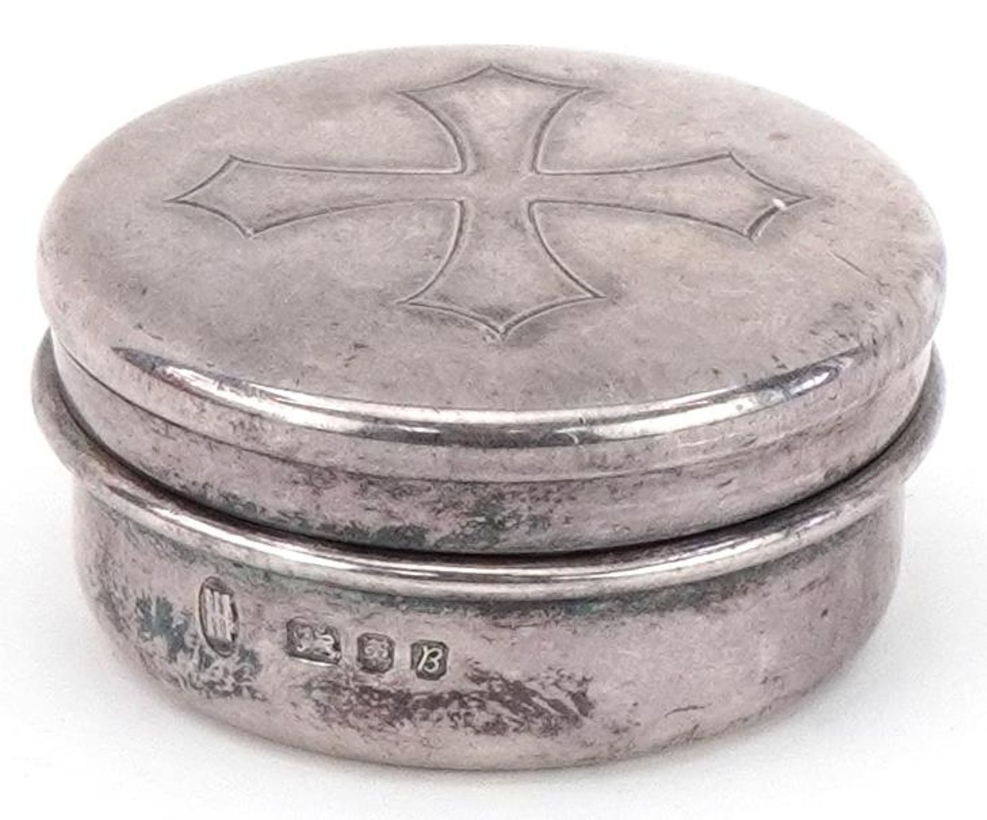 Wippell Mowbray Church Furnishers Ltd, ecclesiastical communion silver pyx engraved with a cross, - Bild 3 aus 5