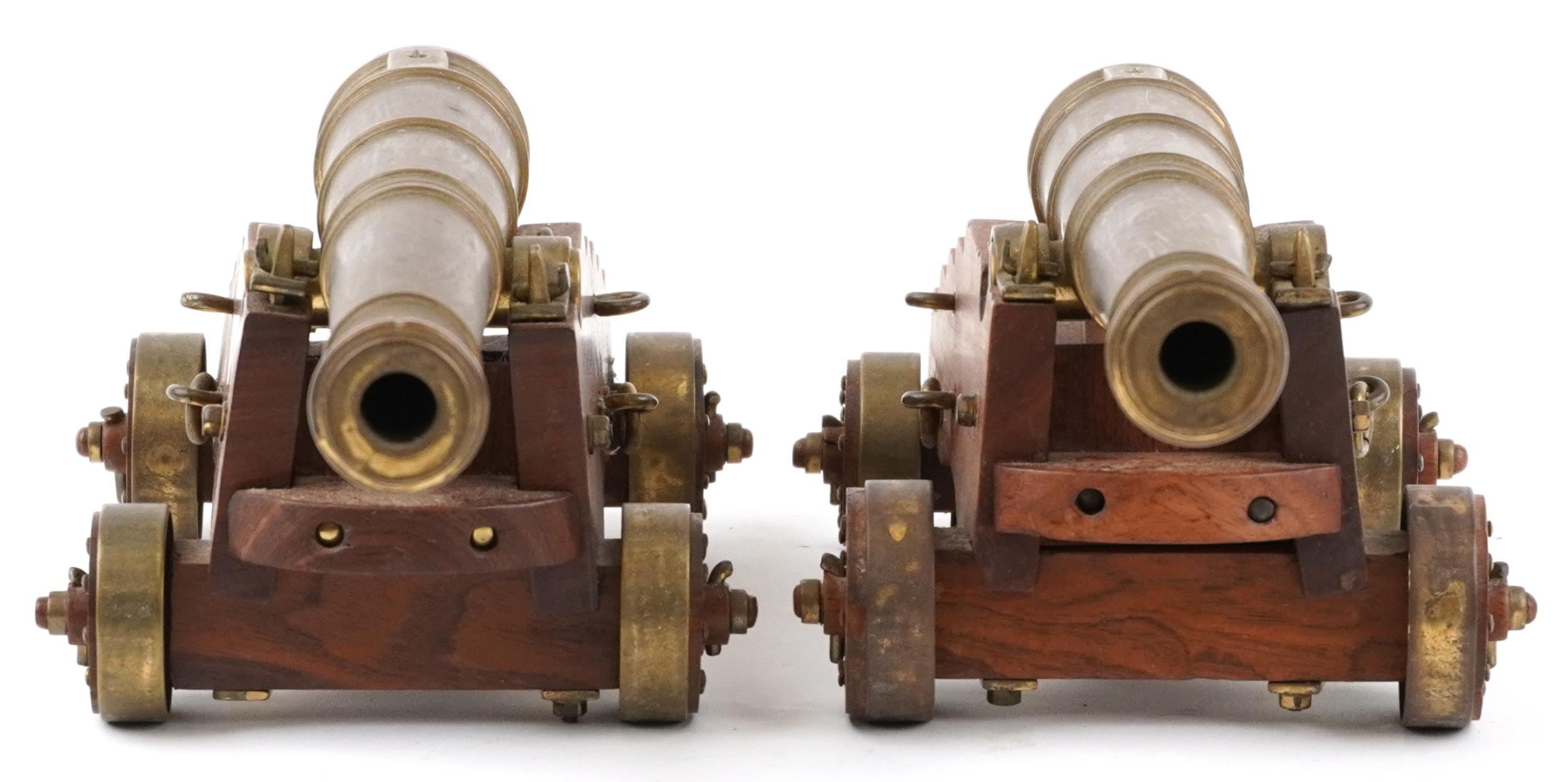 Pair of mid 20th century bronze and hardwood model table cannons, each 22cm in length PROVENANCE: - Bild 2 aus 7