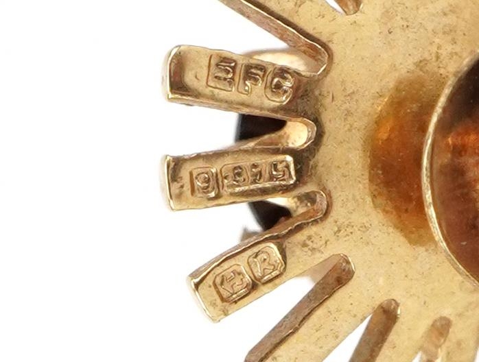 Pair of 9ct gold garnet starburst stud earrings, each 11mm in diameter, total 2.6g - Image 3 of 3