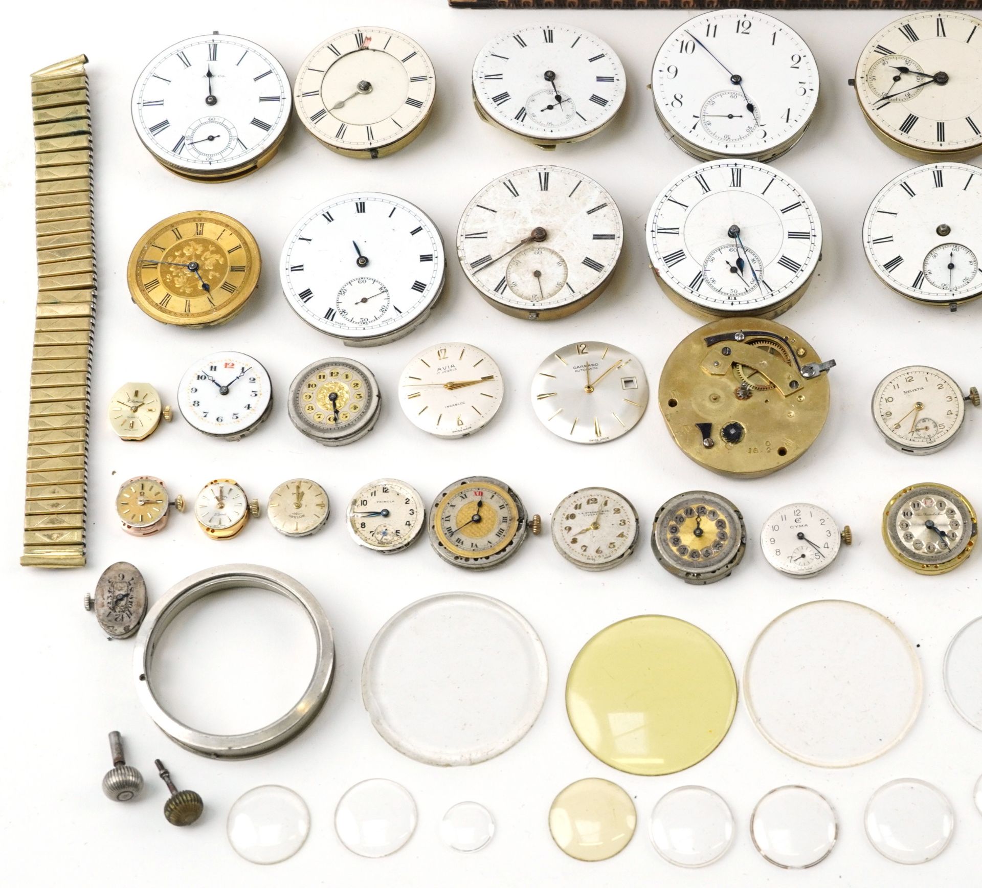 Large collection of antique and later wristwatch and pocket watch movements including J G Graves, - Bild 3 aus 4