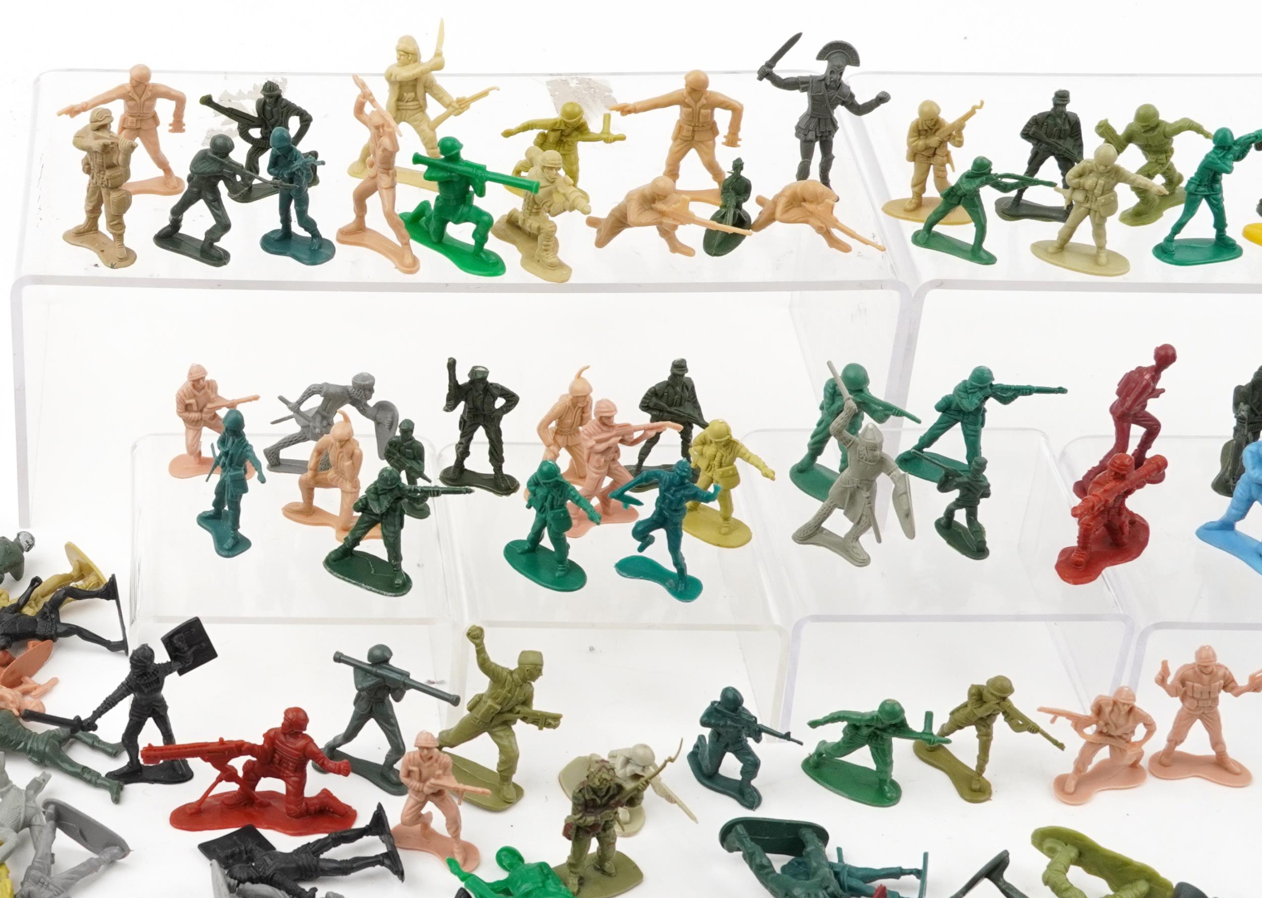 Extensive collection of vintage and later plastic army soldiers, some by Lanard, each - Bild 2 aus 9