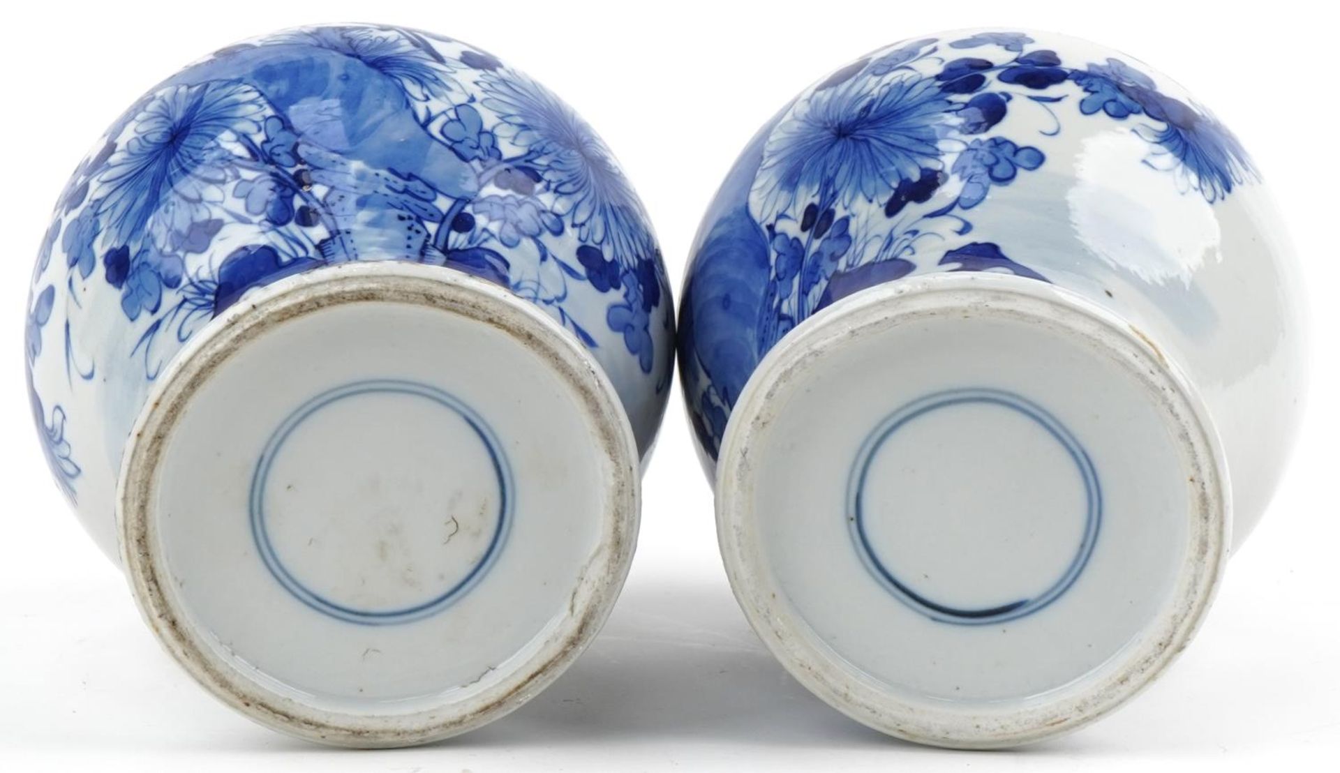 Pair of 18th century Chinese blue and white ginger jars hand painted with birds amongst flowers - Bild 6 aus 6