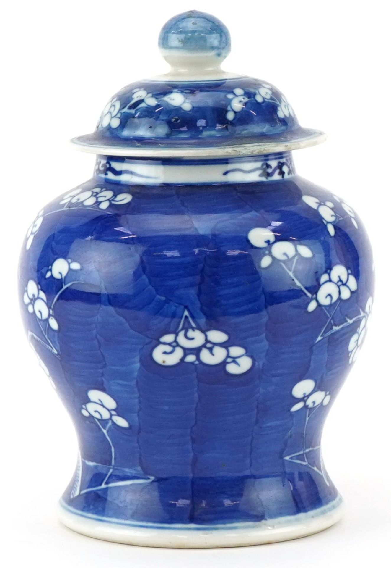 Chinese hand painted blue and white prunus ginger jar and cover, character mark to the base, 22cm - Bild 2 aus 7