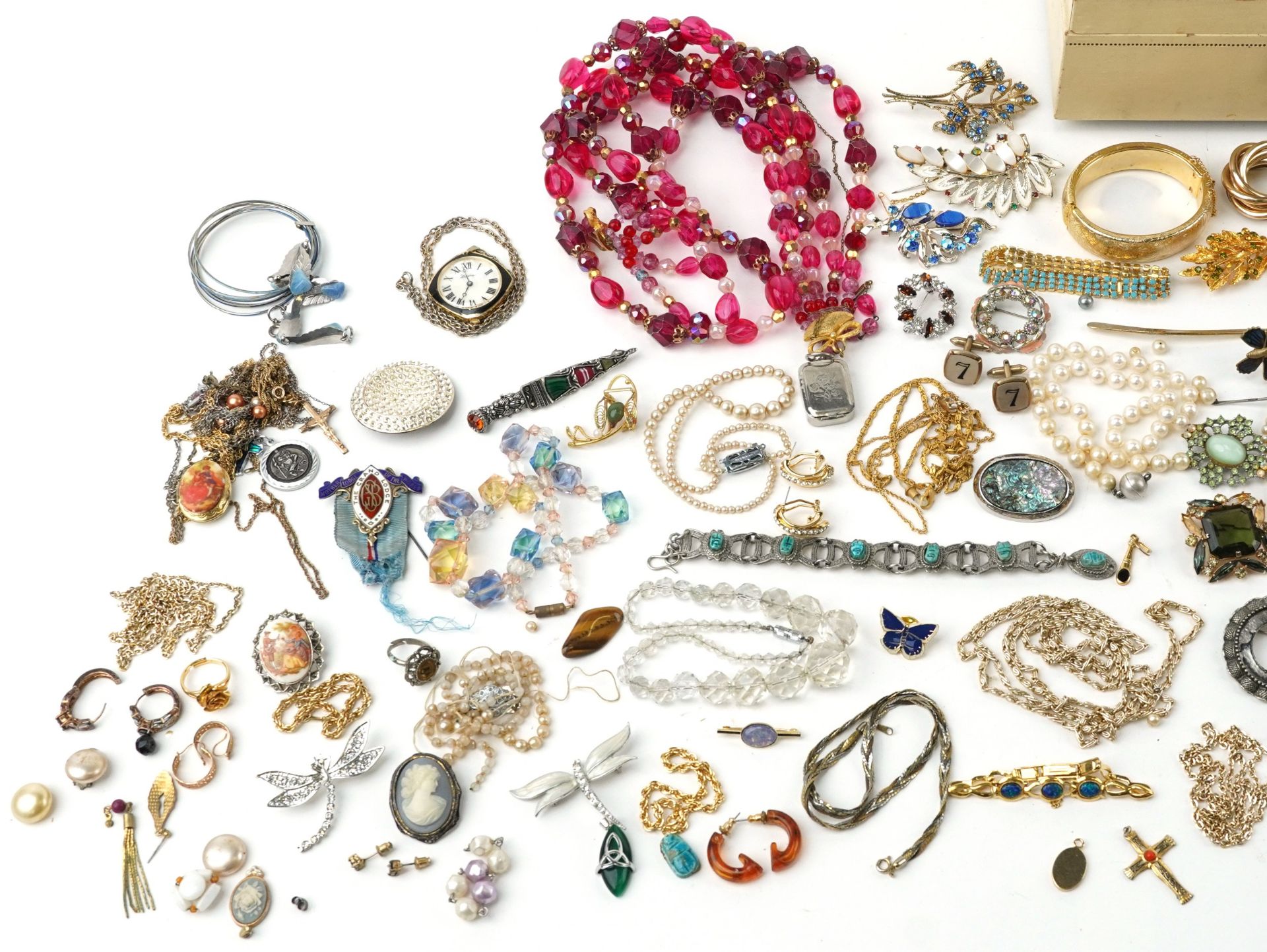 Large collection of vintage and later costume jewellery including necklaces, brooches, cufflinks and - Image 2 of 3