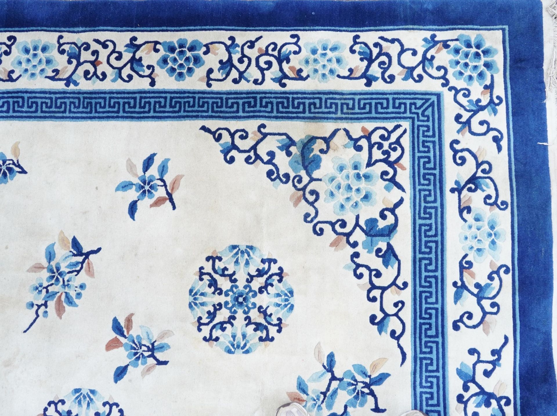 Large Chinese blue and cream ground rug having an allover floral design, 370cm x 275cm - Bild 4 aus 9
