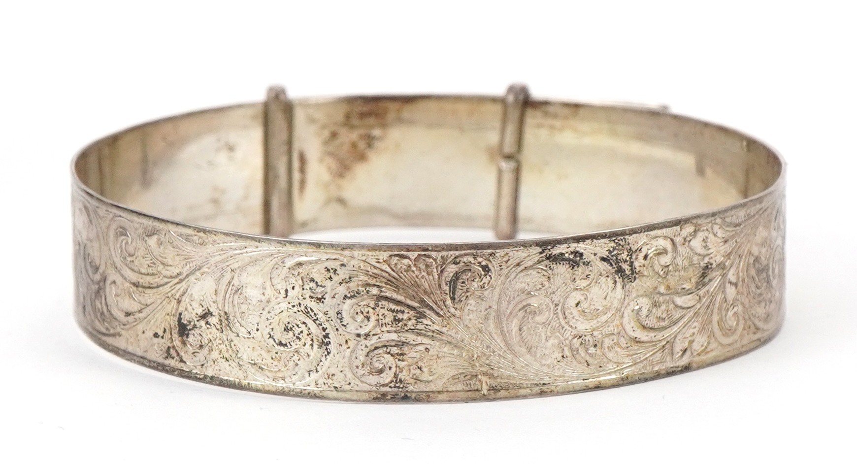 Silver objects comprising floral engraved vesta, floral engraved bracelet and a masonic jewel with - Image 4 of 7