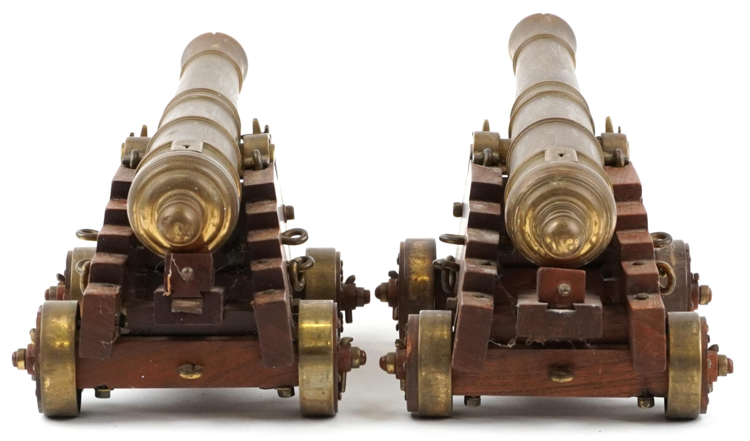 Pair of mid 20th century bronze and hardwood model table cannons, each 22cm in length PROVENANCE: - Bild 4 aus 7