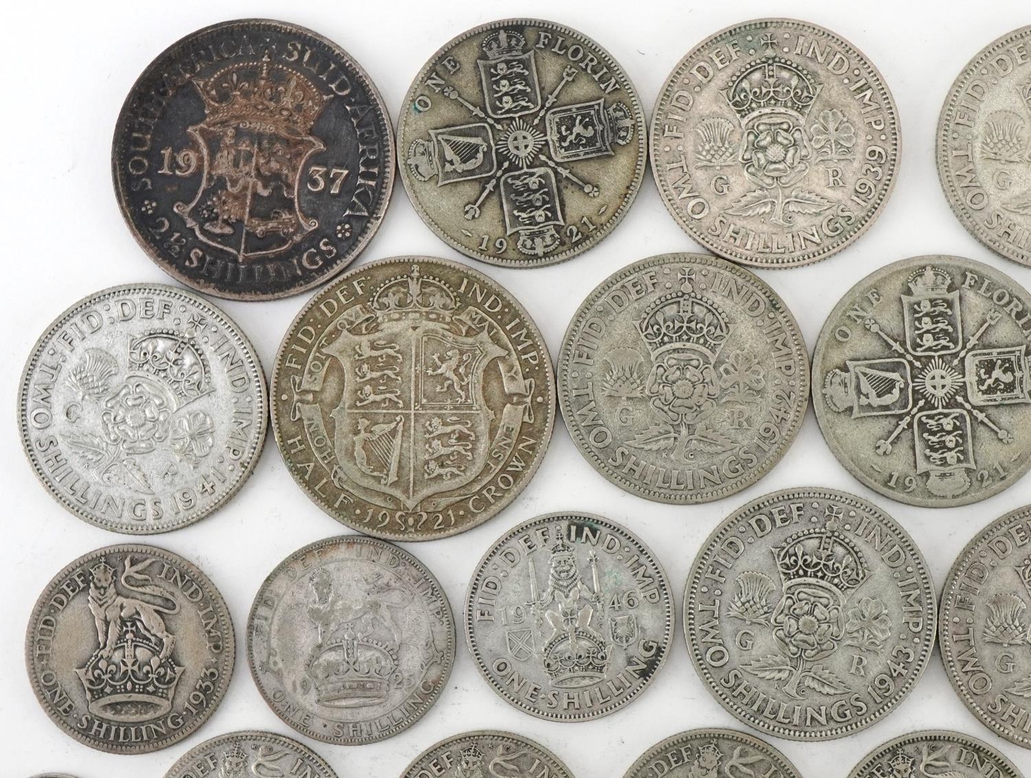 Assorted British coinage to include half crowns, florins and shillings - Image 3 of 10