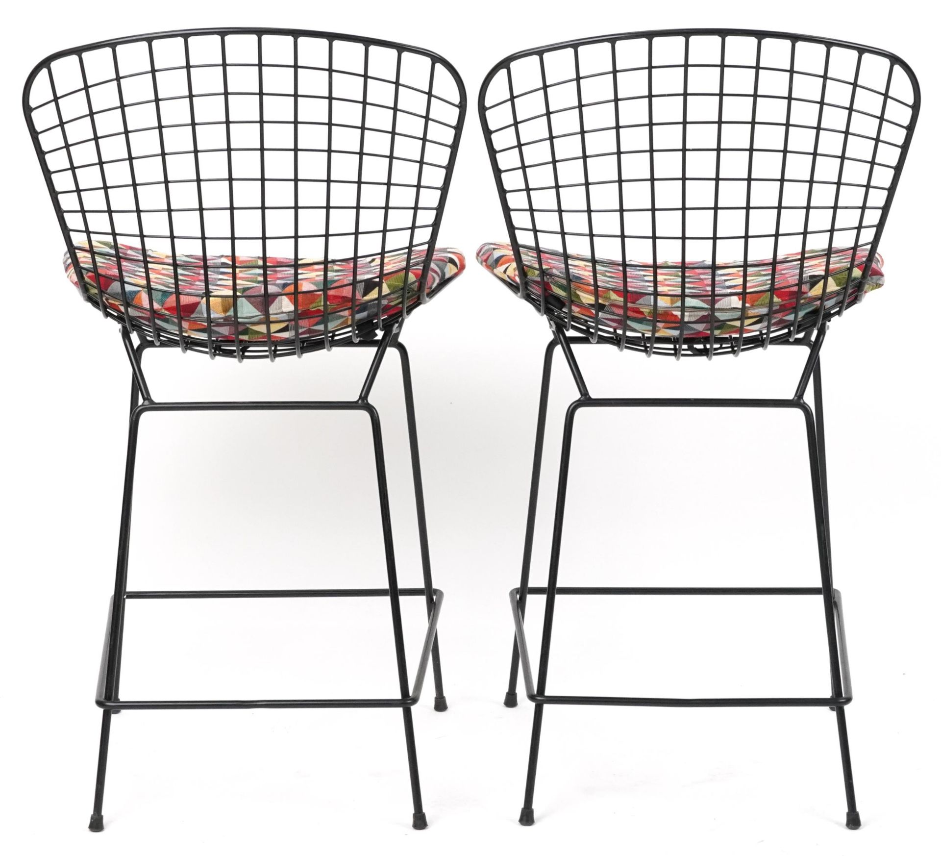 Harry Bertoia, manner of Knoll, pair of metal barstools with cushioned seats, each 99cm high - Bild 5 aus 5