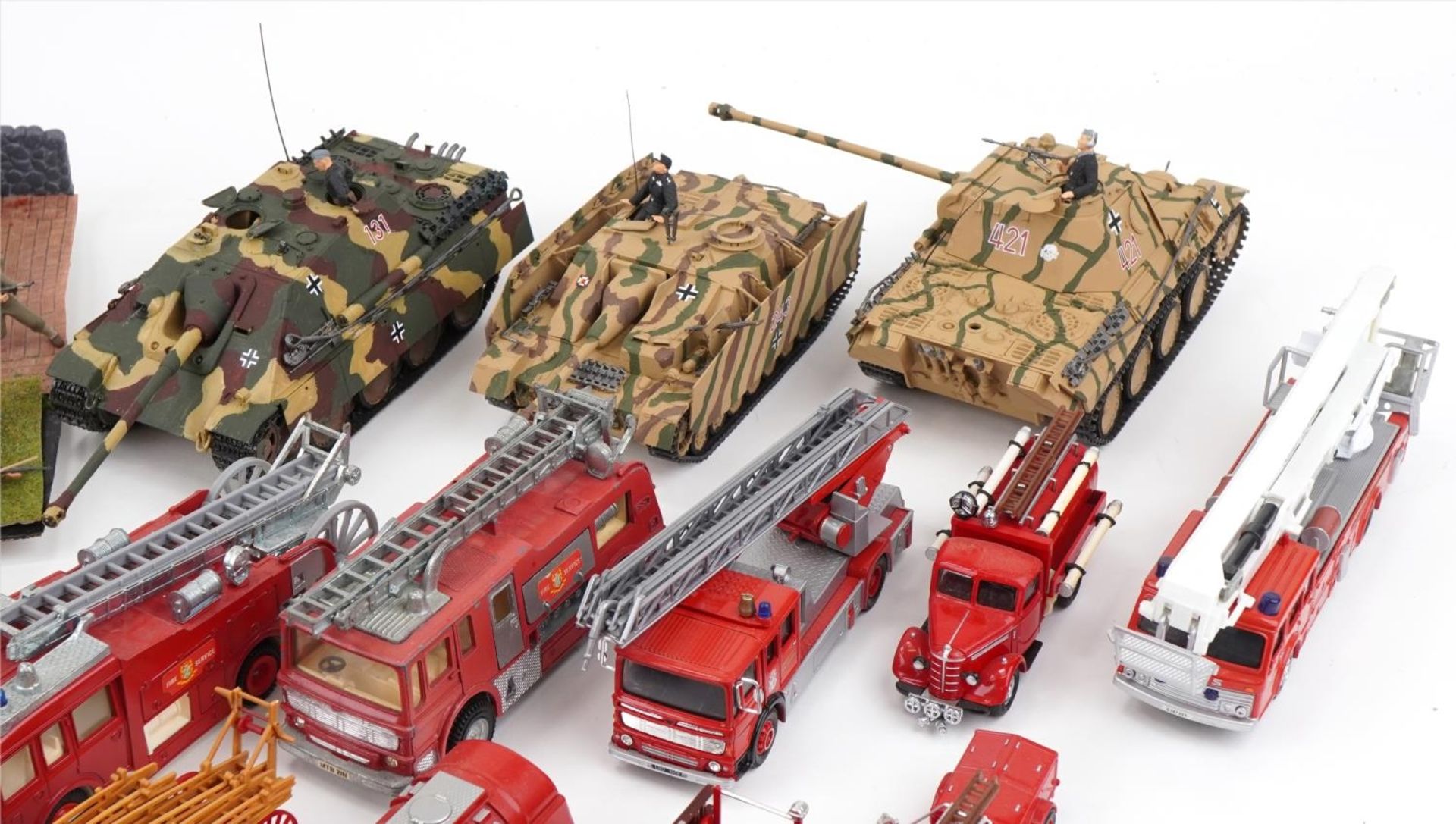 Large collection of vintage and later collector's fire engines and army vehicles including Corgi and - Bild 4 aus 6