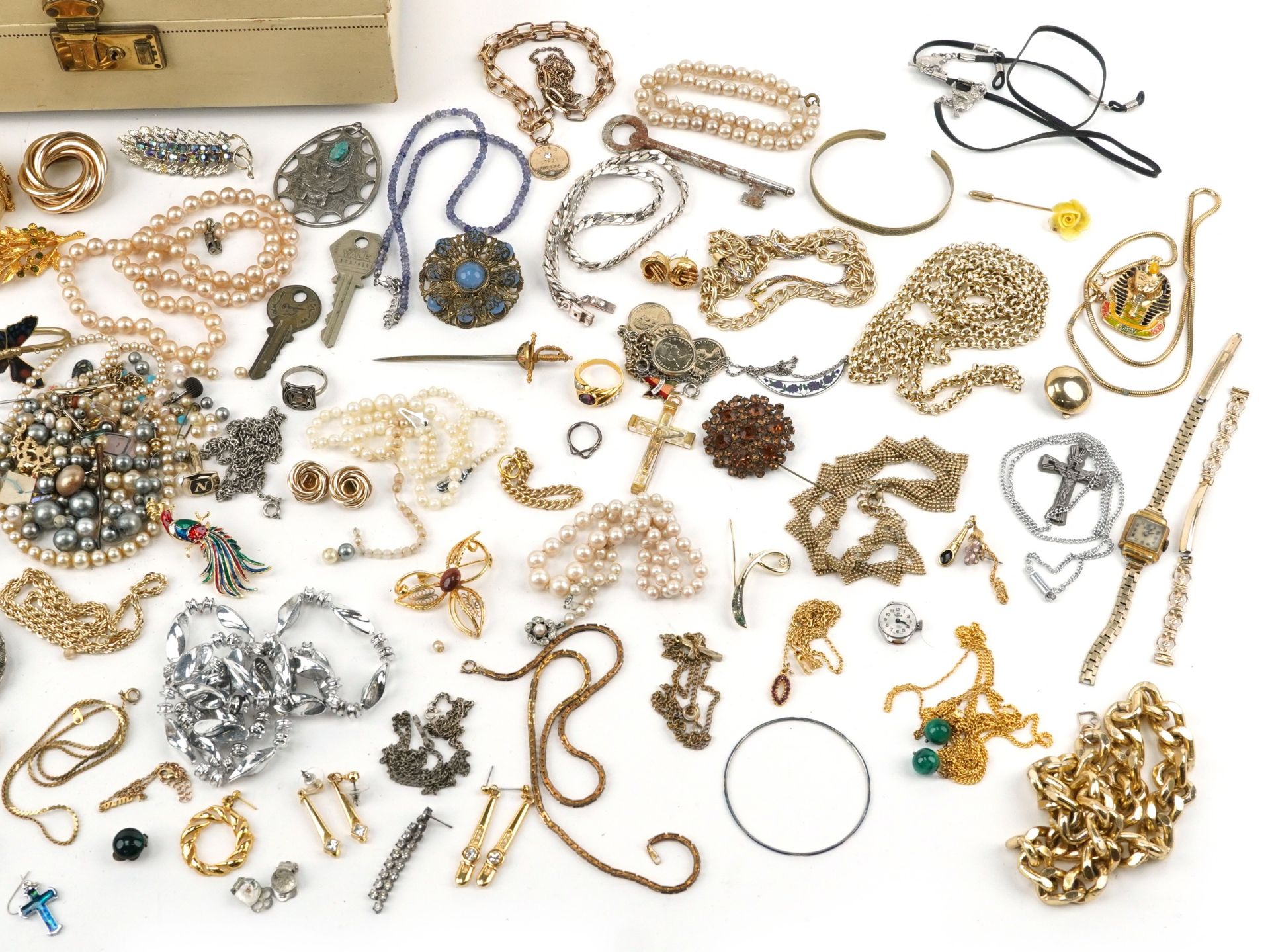 Large collection of vintage and later costume jewellery including necklaces, brooches, cufflinks and - Image 3 of 3