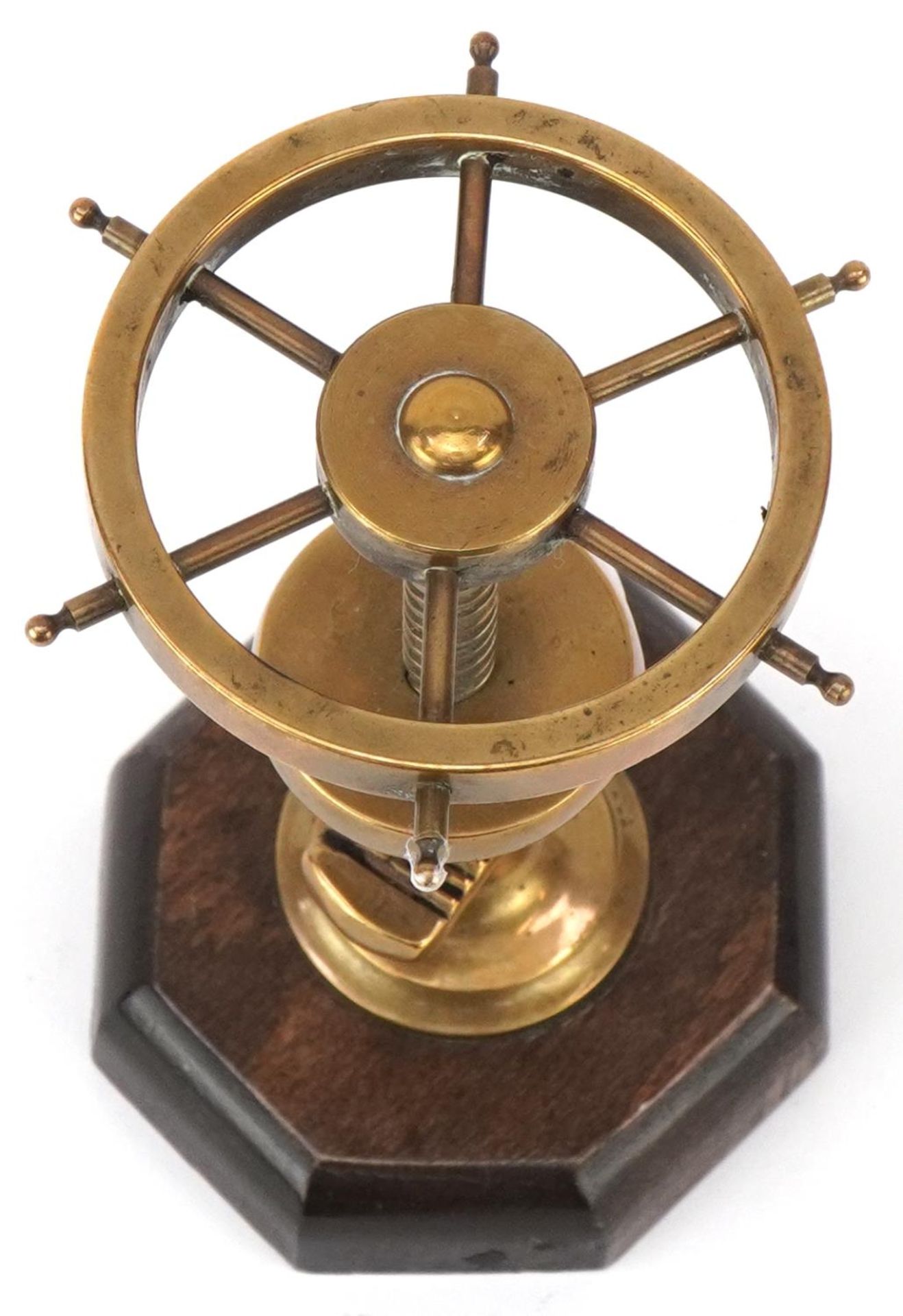 Vintage wooden and brass nutcracker in the form of a ship's wheel, 12cm high - Image 3 of 5