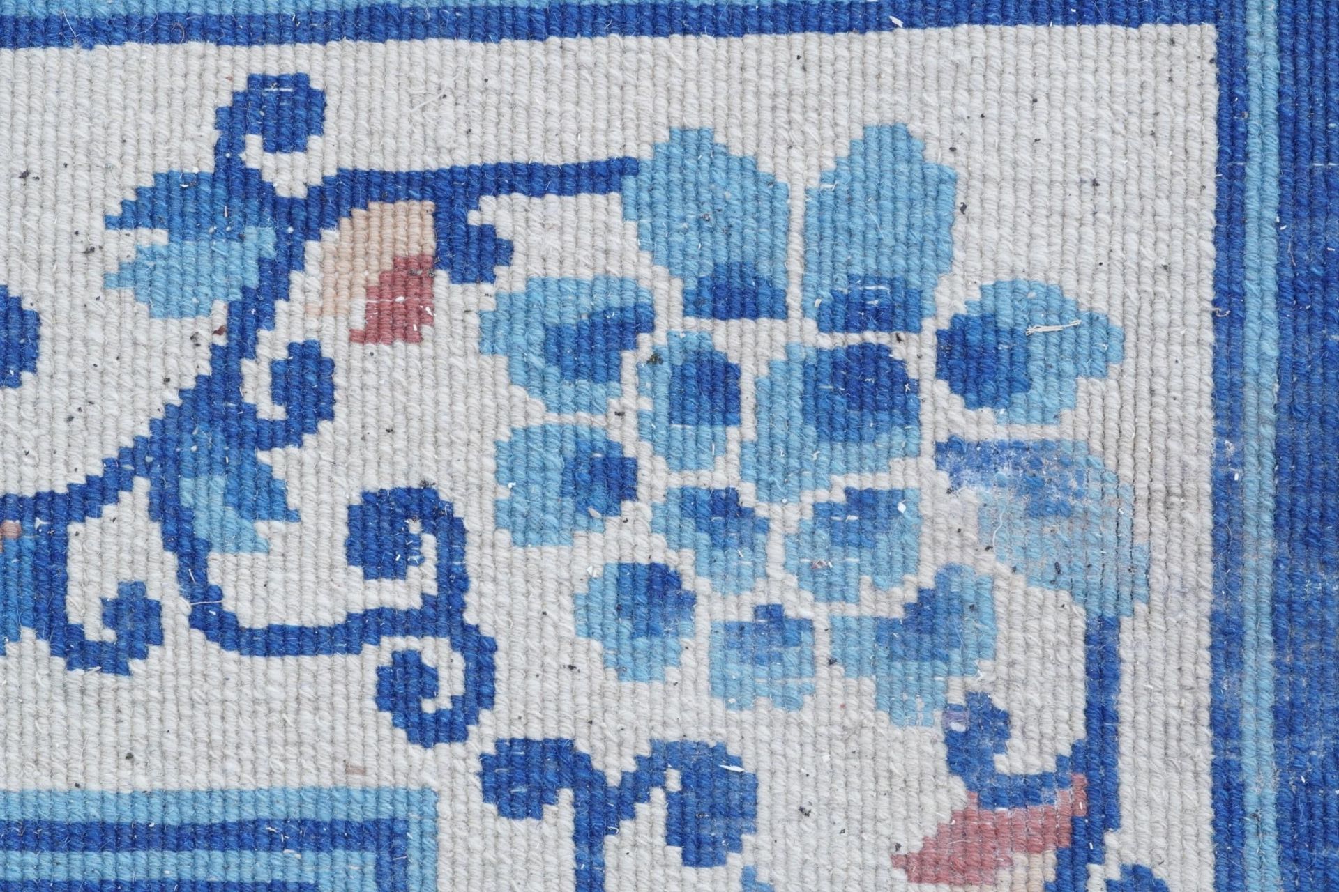 Large Chinese blue and cream ground rug having an allover floral design, 370cm x 275cm - Bild 8 aus 9