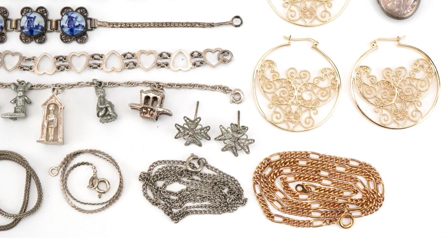 Vintage and later silver and white metal jewellery including a charm bracelet, floral engraved - Image 5 of 5