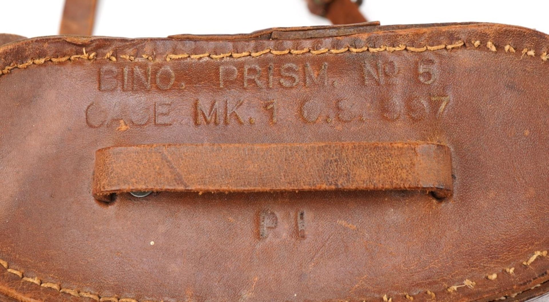 Pair of military interest Bino Prism number 5 mark I binoculars in a leather case, 21cm high - Bild 5 aus 5