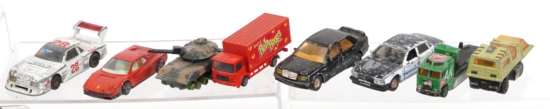 Extensive collection of vintage predominantly diecast and tinplate vehicles including Tonka, - Bild 4 aus 7