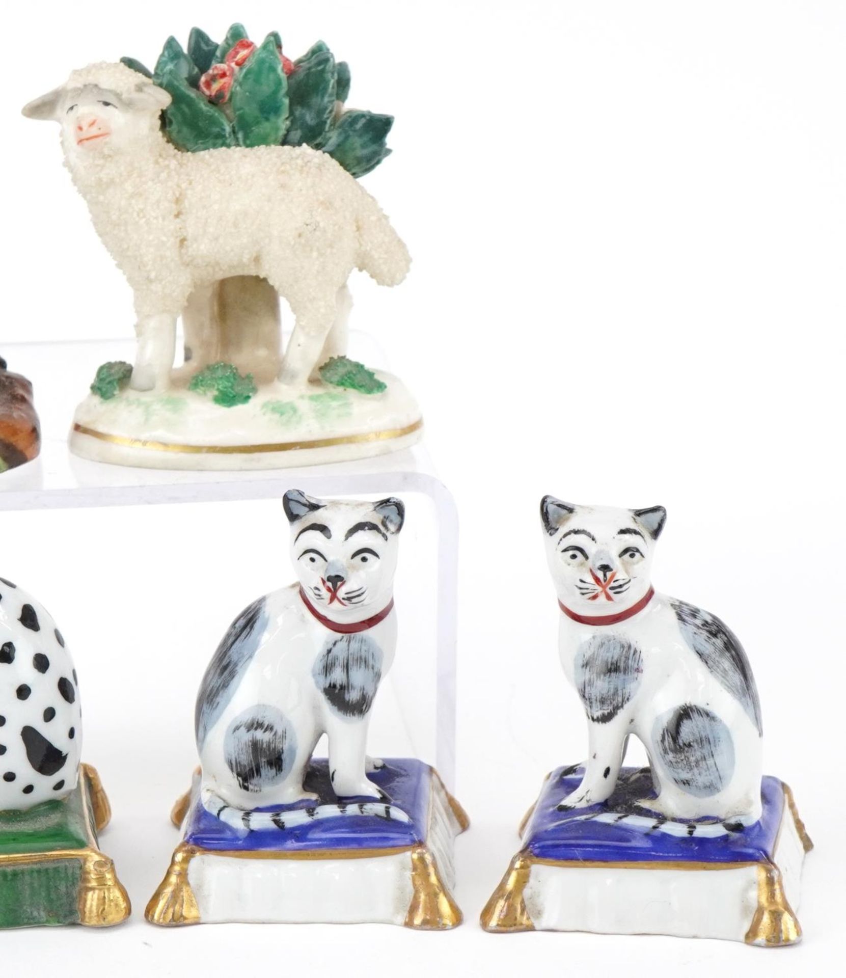 Chelsea and Staffordshire style porcelain figures and animals including two pairs of cats and a - Bild 3 aus 5