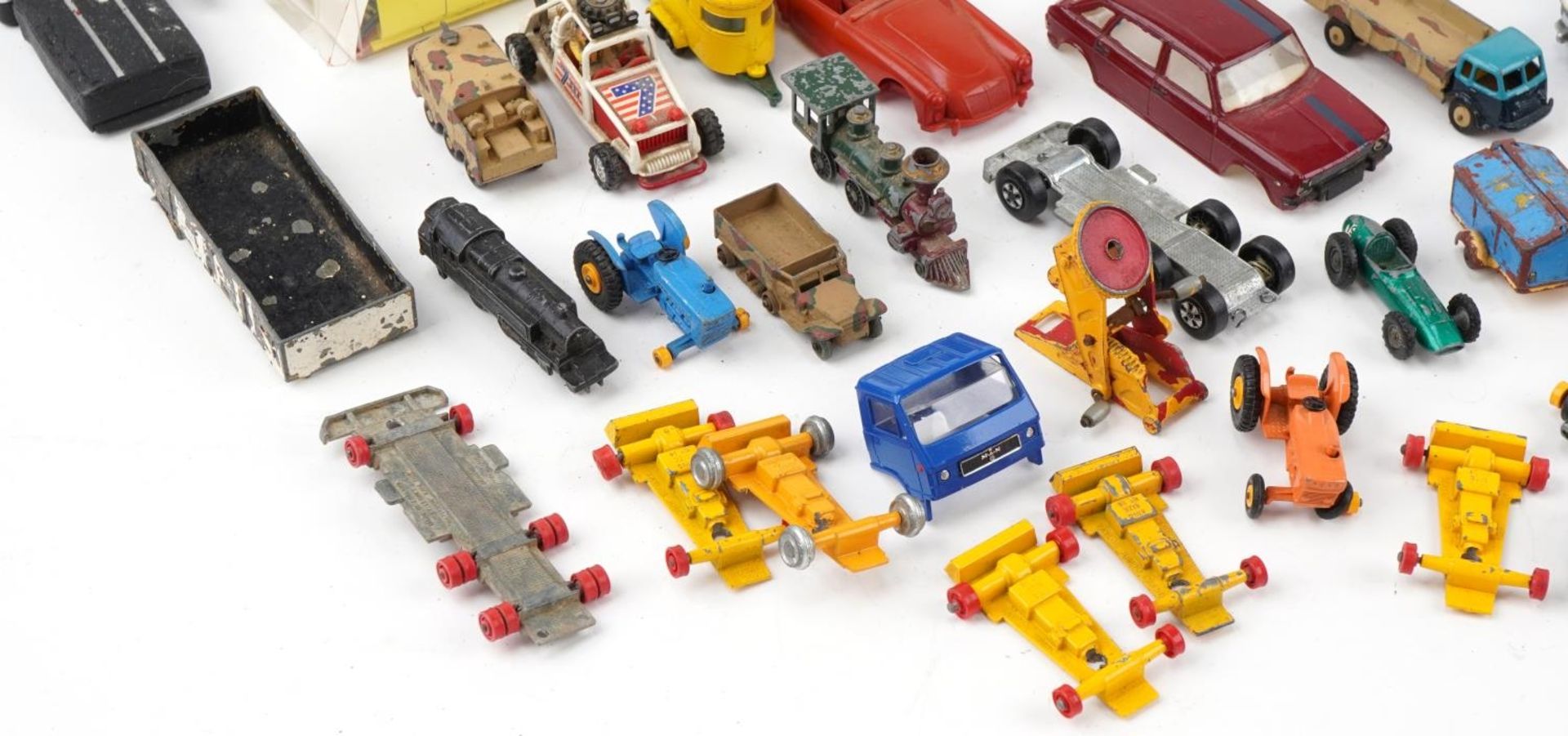 Large collection of vintage and later collector's vehicles, predominantly diecast and tinplate, - Bild 4 aus 5
