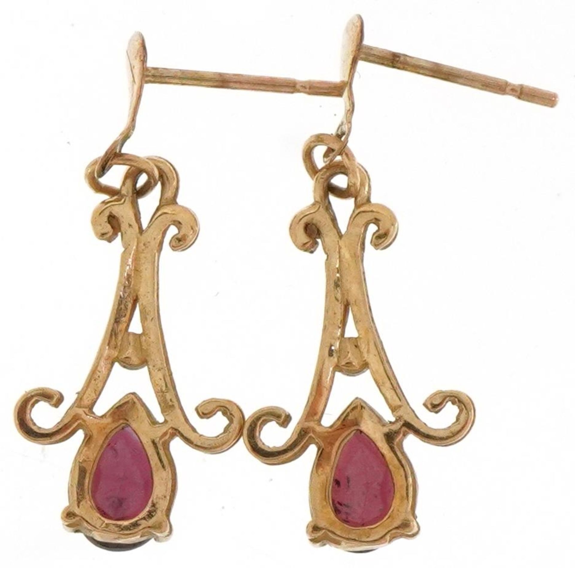 9ct gold ruby pendant on a 9ct gold necklace and a pair of 9ct gold garnet teardrop earrings, the - Bild 6 aus 7