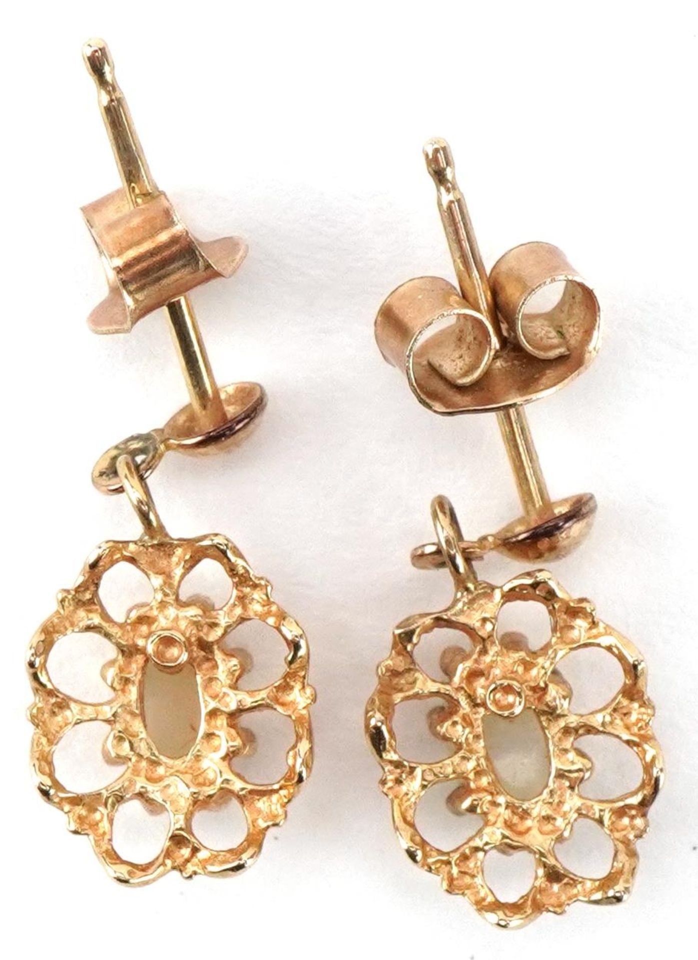 Pair of 9ct gold opal flower head drop earrings, each 1.6cm high, total 1.1g - Bild 2 aus 2