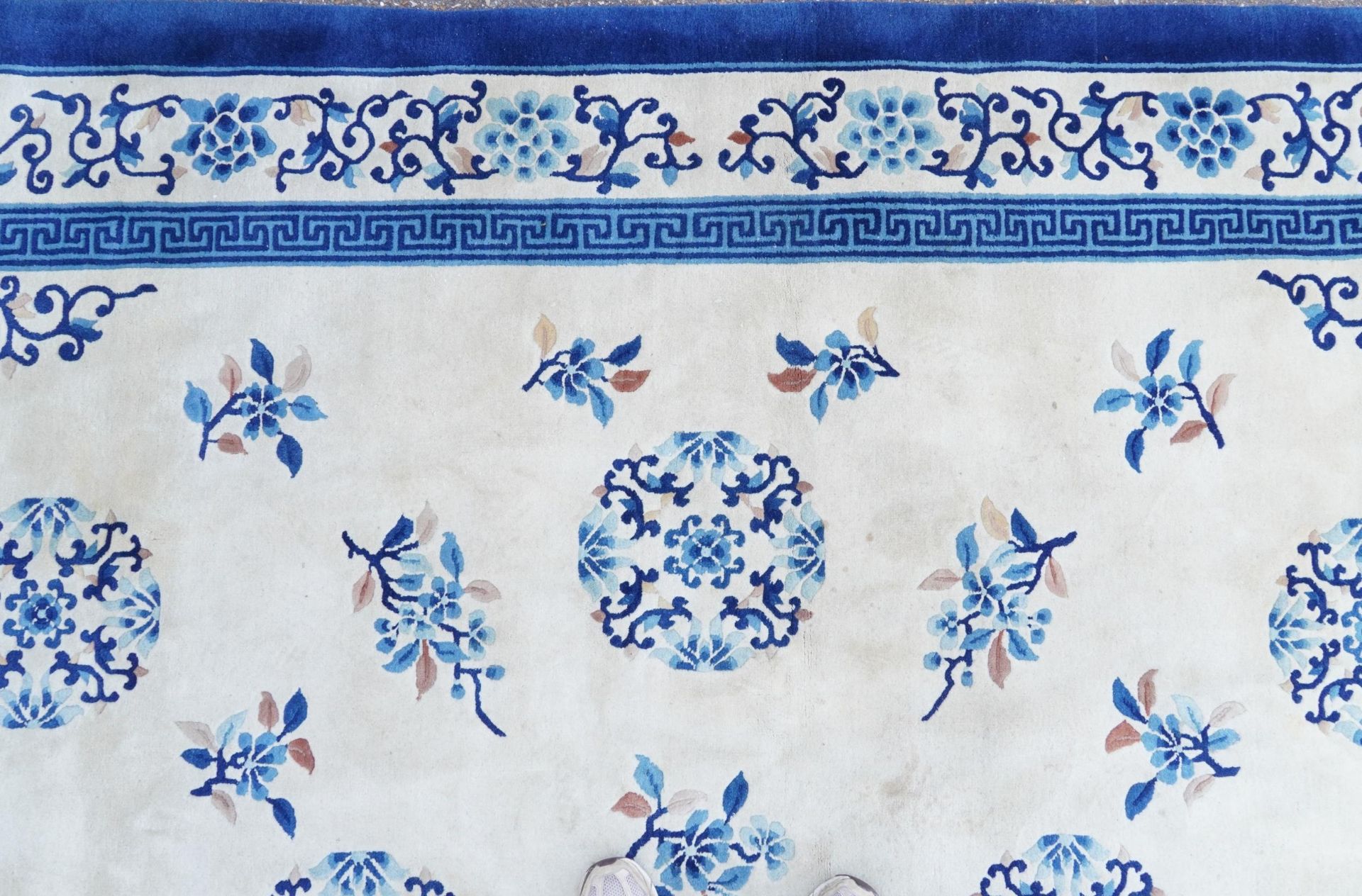 Large Chinese blue and cream ground rug having an allover floral design, 370cm x 275cm - Bild 3 aus 9