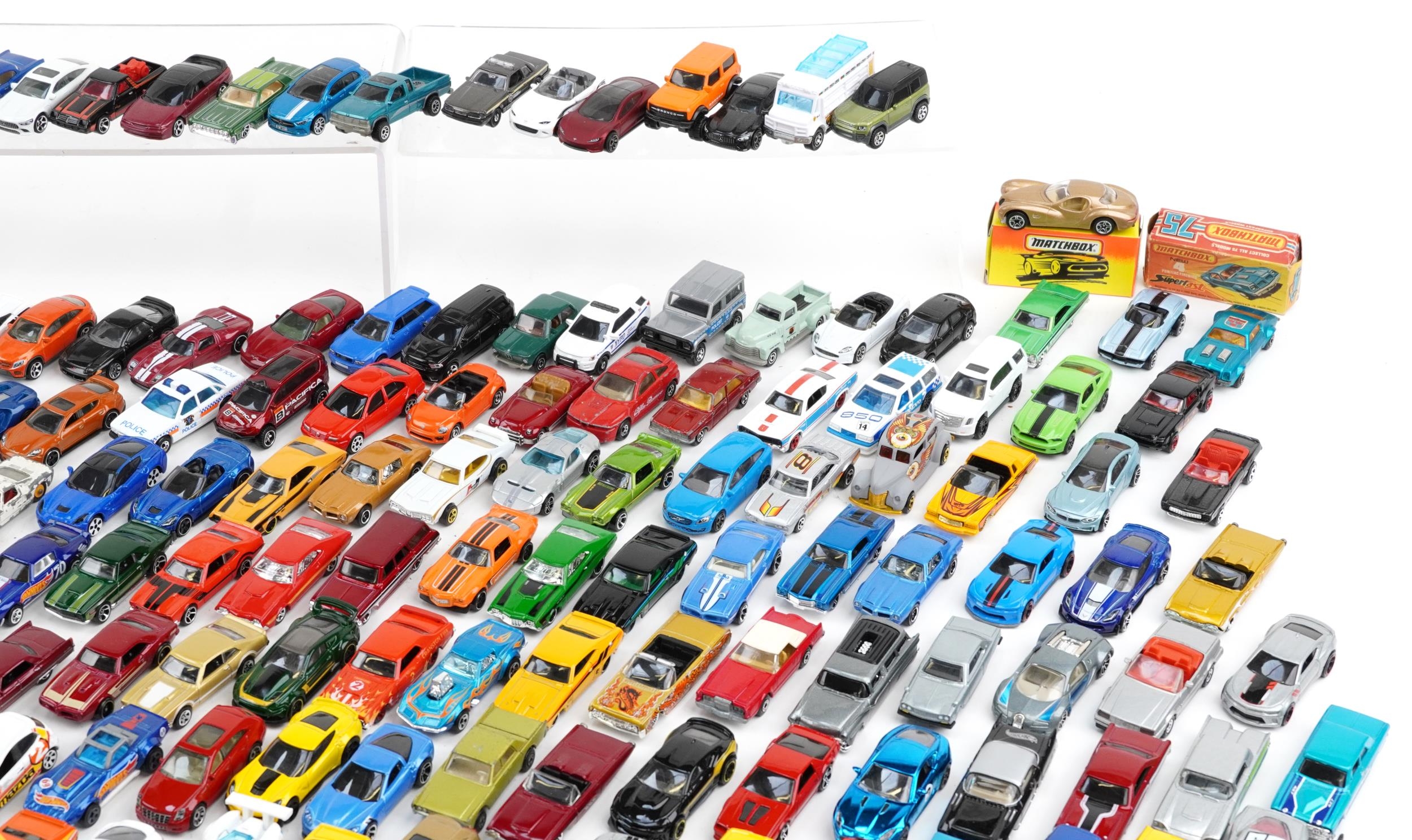 Large collection of diecast vehicles, predominantly Matchbox and Hot Wheels - Bild 3 aus 5