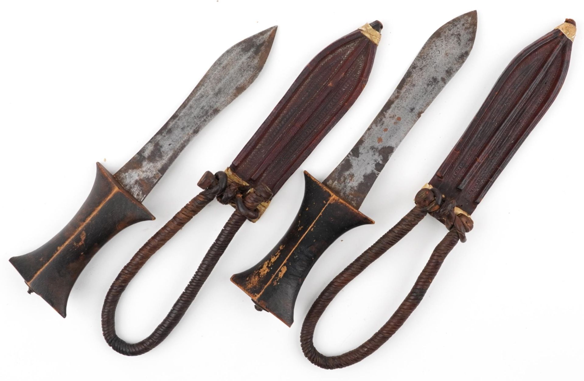 Pair of African Tribal daggers with wooden handles housed in leather sheaths having rope twist - Bild 2 aus 2