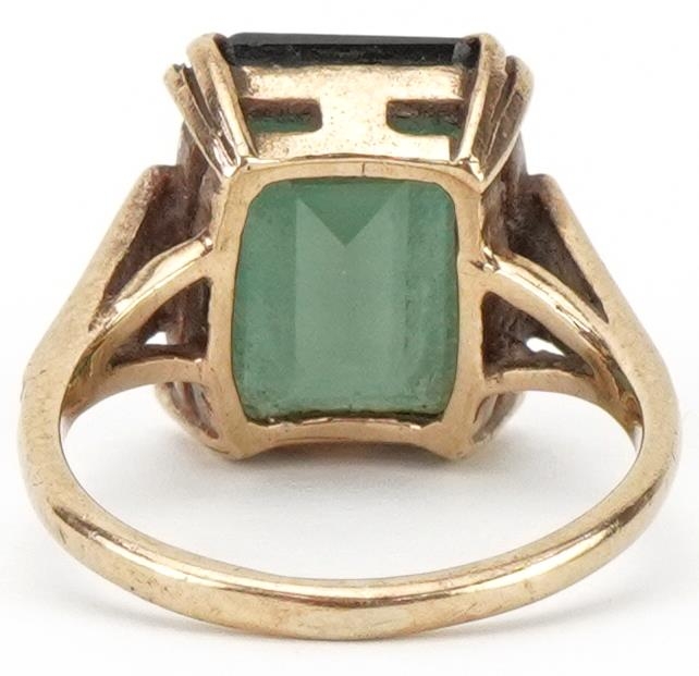 9ct gold green stone ring, possibly green topaz, the stone approximately 14.0mm x 10.50mm x 5.80mm - Image 2 of 4