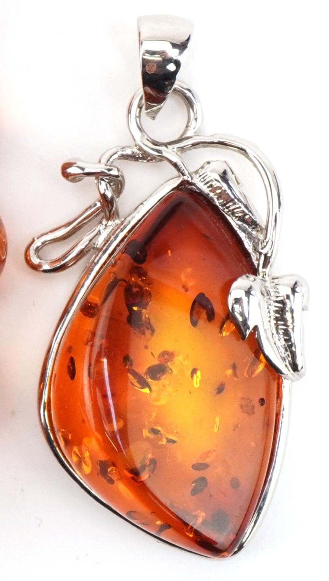 Natural amber bead necklace, pendant and an amber coloured necklace with white metal mounts, total - Bild 3 aus 3