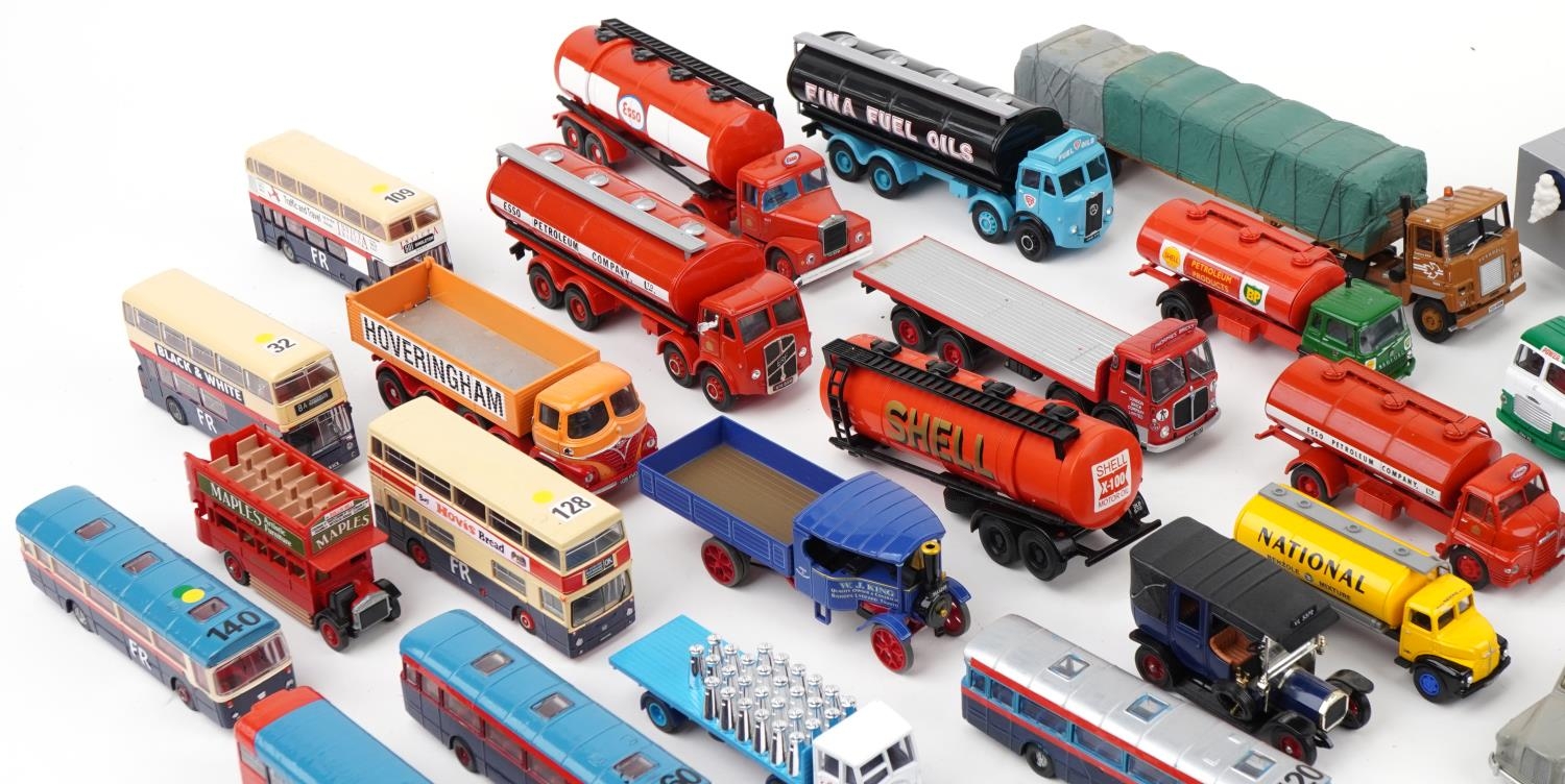 Collection of vintage and later diecast vehicles, predominantly Corgi Tankers - Bild 2 aus 5