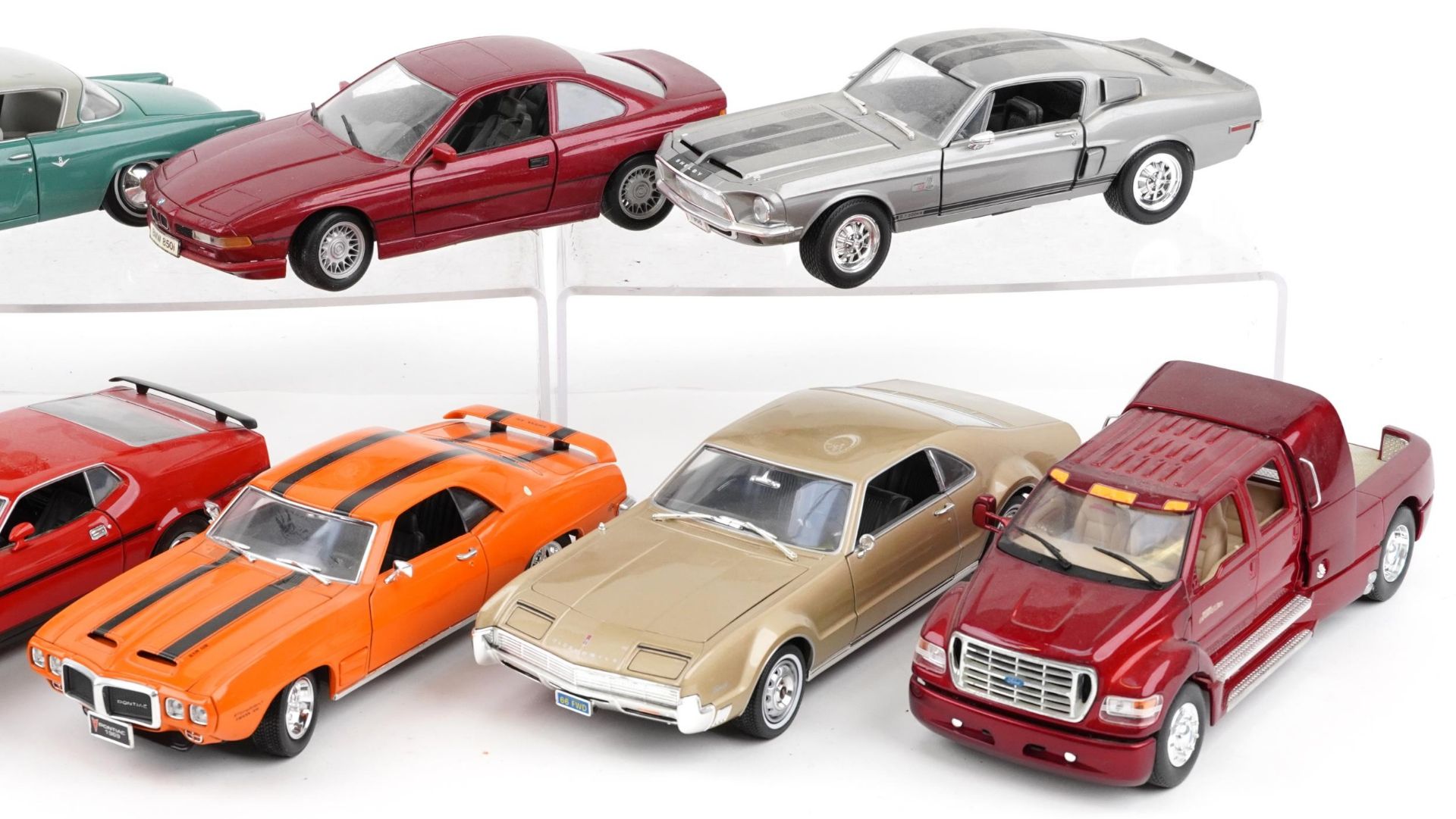 Ten 1:18 scale diecast vehicles including Maisto 1953 Studebaker Starliner, Road Signature 1971 Buck - Bild 3 aus 3