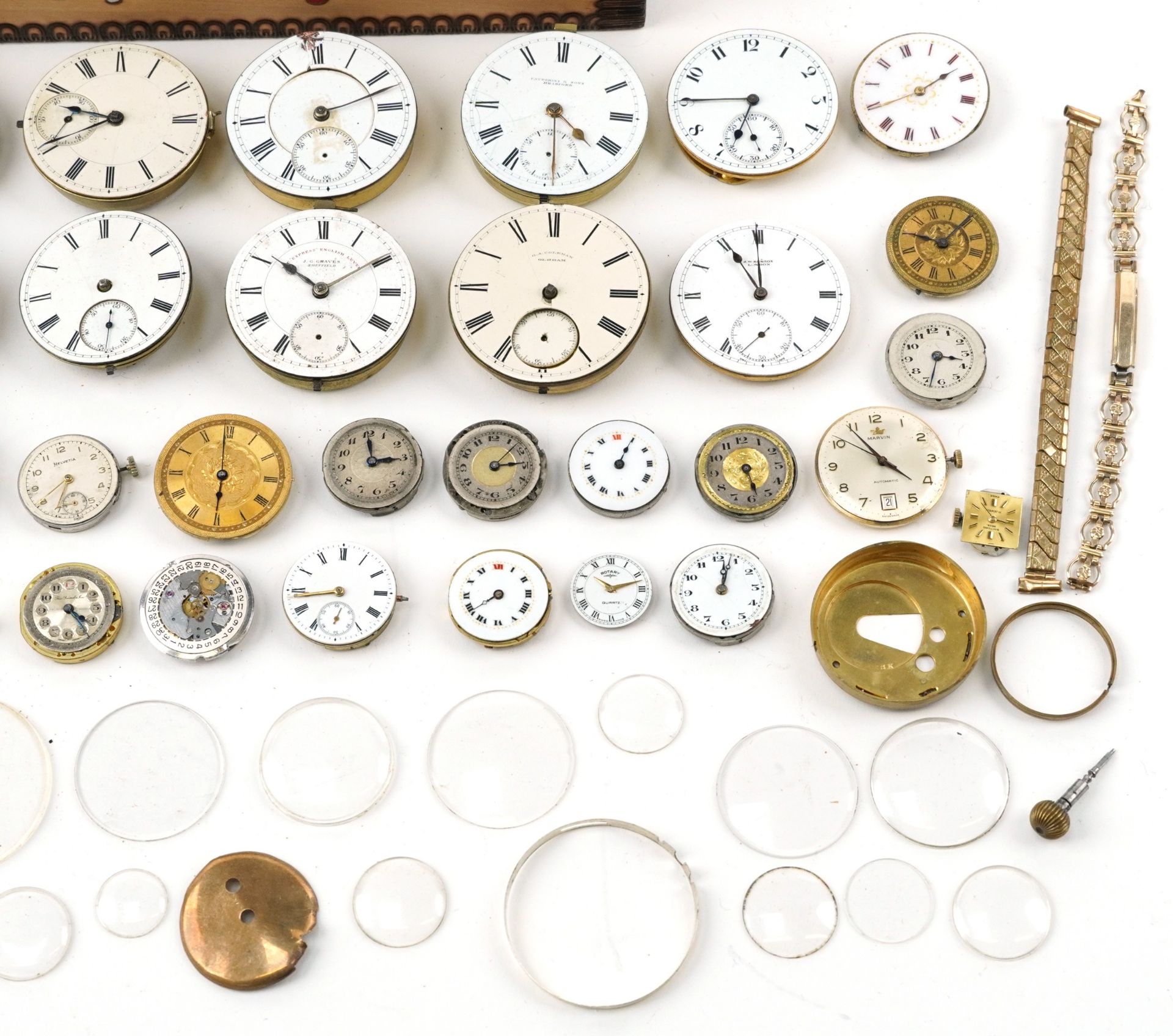 Large collection of antique and later wristwatch and pocket watch movements including J G Graves, - Bild 4 aus 4