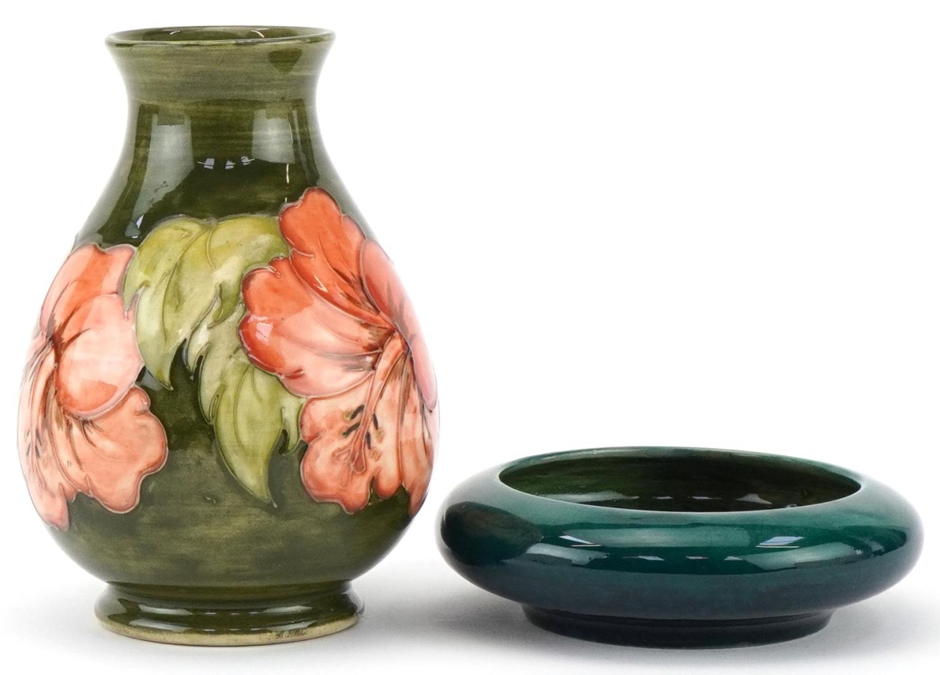 Moorcroft pottery comprising a baluster vase hand painted and tubelined in the Hibiscus pattern - Bild 3 aus 4