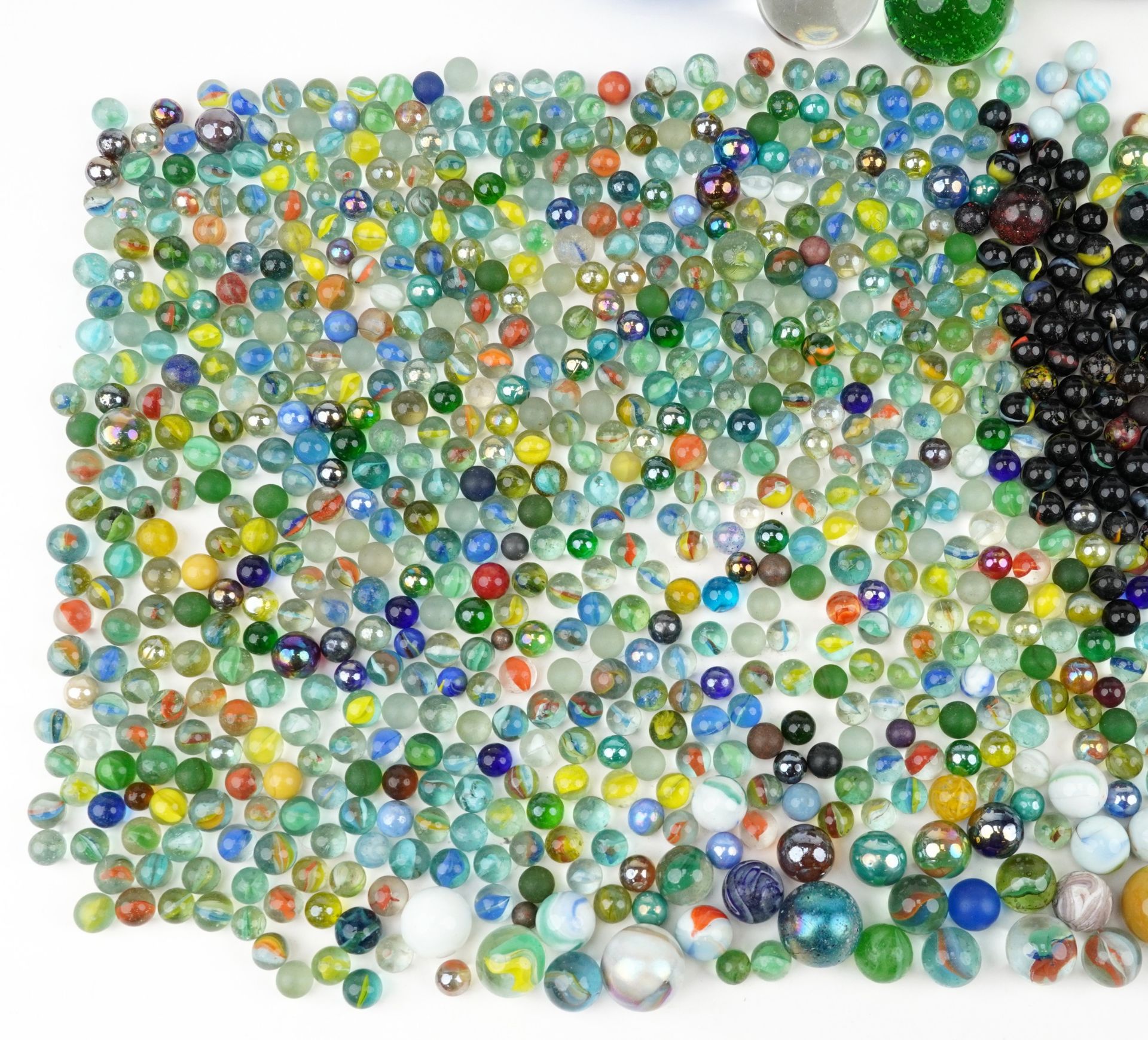Extensive collection of predominantly antique and later glass marbles and three floats housed in a - Image 3 of 4