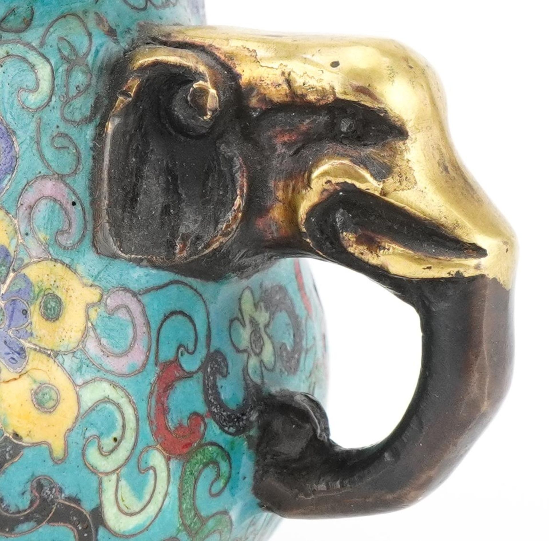 Chinese patinated bronze and cloisonne censer with elephant head handles enamelled with flowers - Bild 2 aus 8