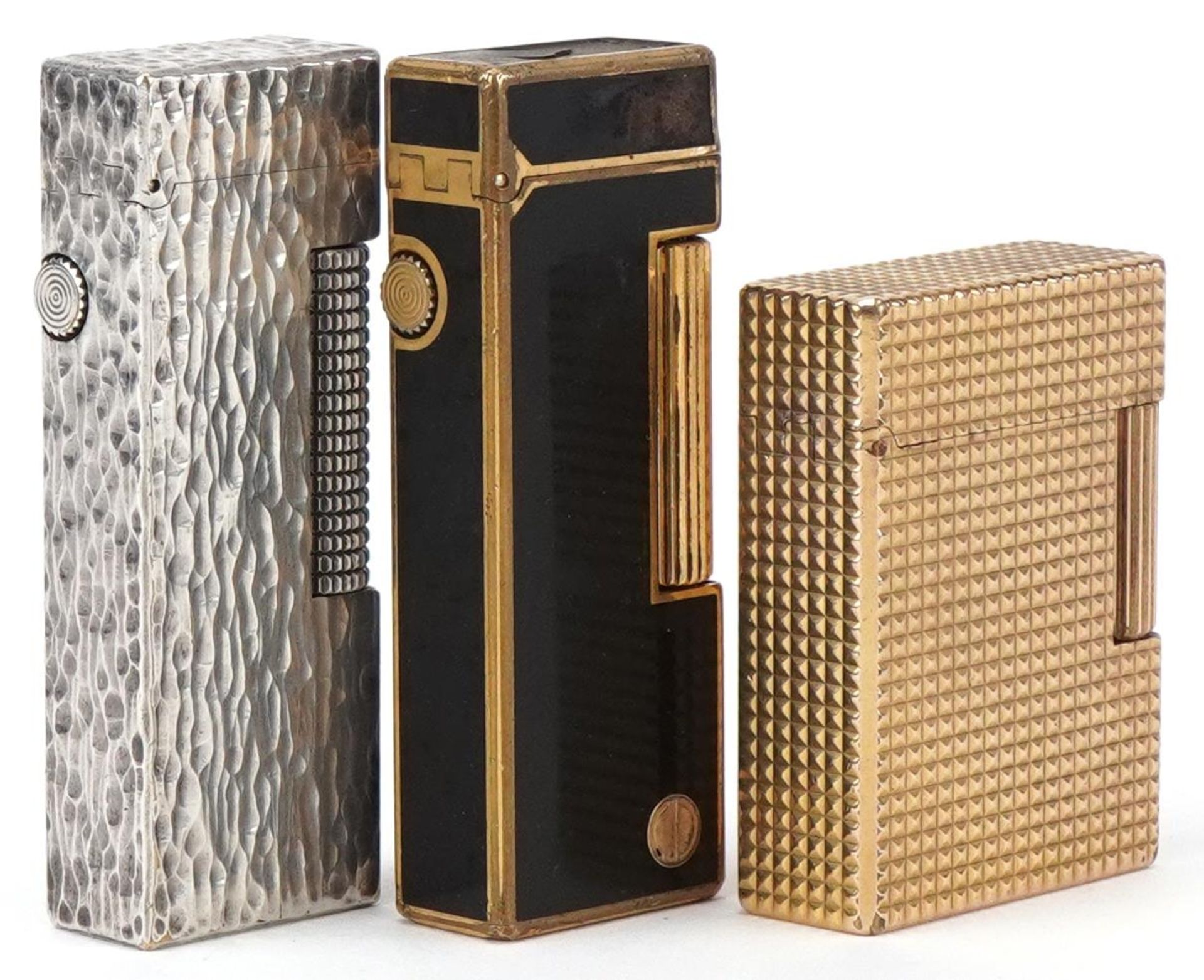 Three vintage pocket lighters, gold plated S J Dupont, silver plated Dunhill bark design and gold - Bild 2 aus 4