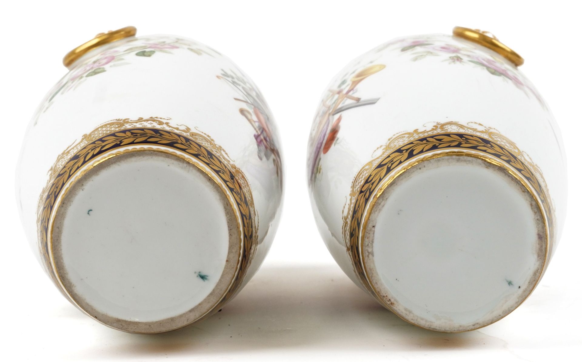 Pair of 19th century European porcelain vases with ring turned handles hand painted with hanging - Bild 4 aus 4