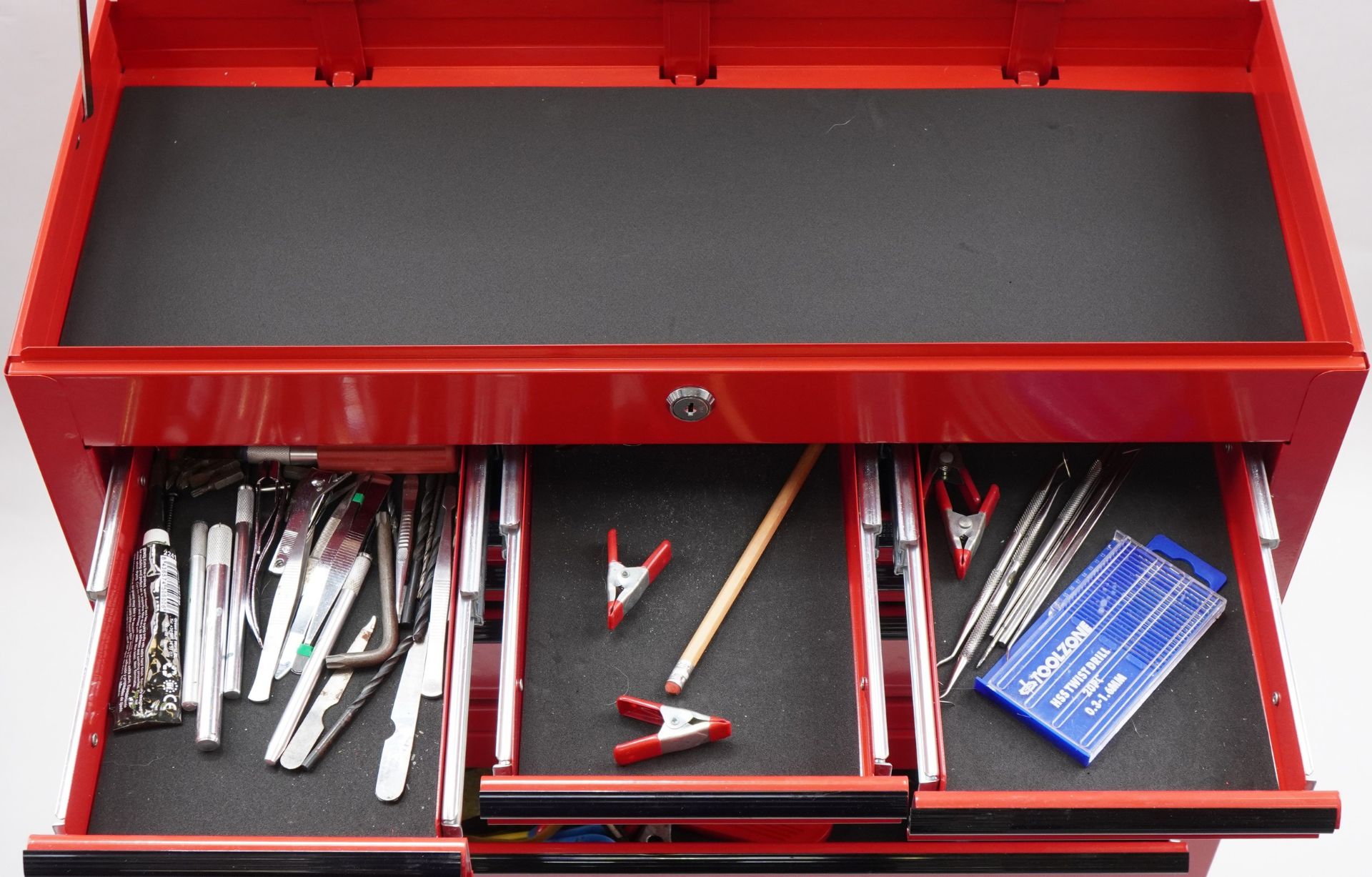 Large collection of model making precision tools housed in a portable metal tool cabinet, 103cm H - Bild 3 aus 8
