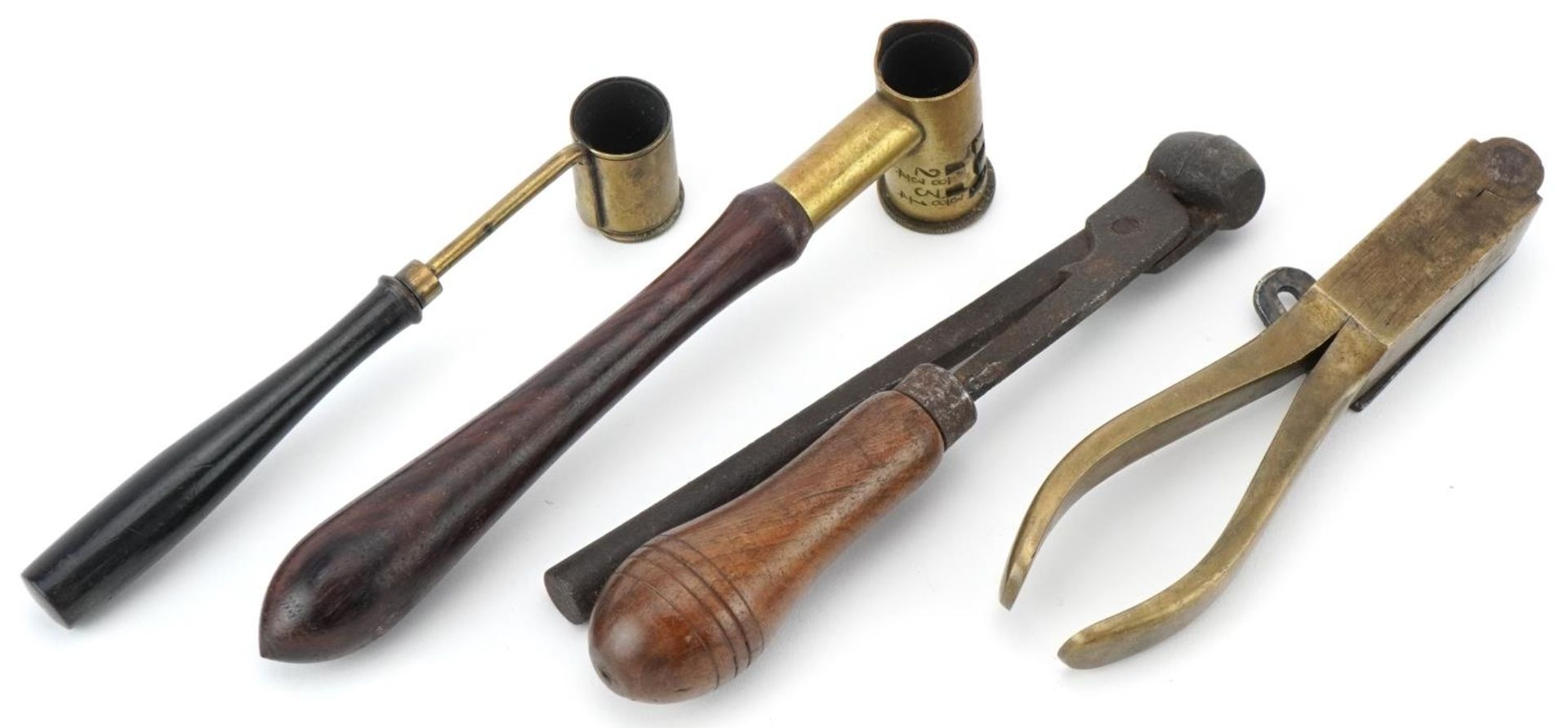 Two wooden and brass shotgun cartridge makers along with an wooden handled shot maker including an - Bild 6 aus 7