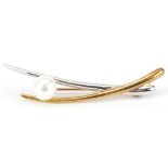 Modernist 9ct two tone gold cultured pearl bar brooch housed in a W Bruford jeweller's box, 4.2cm