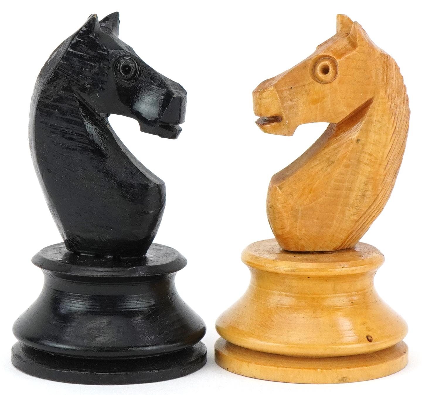 Boxwood and ebony Staunton pattern chess set housed in a pine case with slide lid, the largest - Bild 5 aus 7