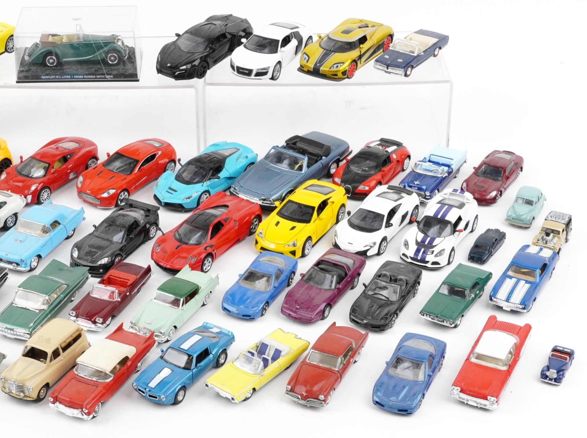 Vintage and later collector's vehicles, predominantly diecast, including Maisto, Ertl and Kinsmart - Bild 3 aus 3