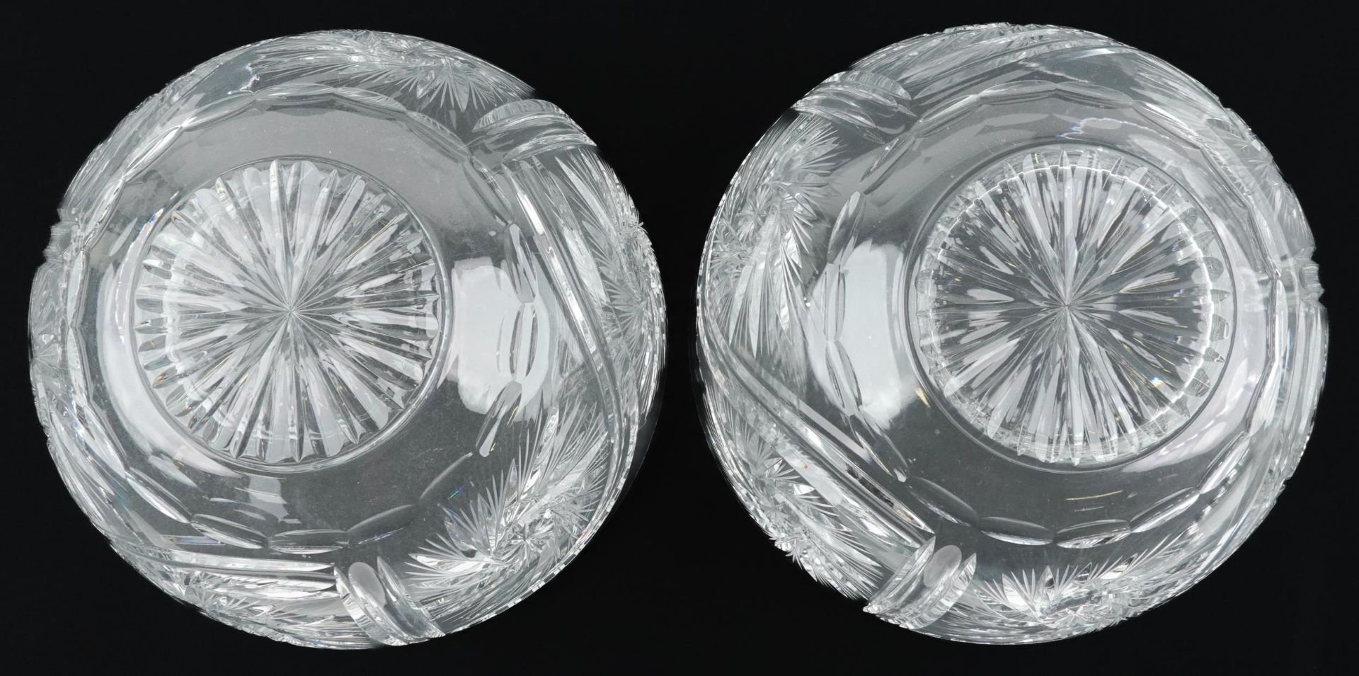 Large pair of good quality glass bowls cut with wheel design and star bases, each 29cm in diameter - Bild 3 aus 3