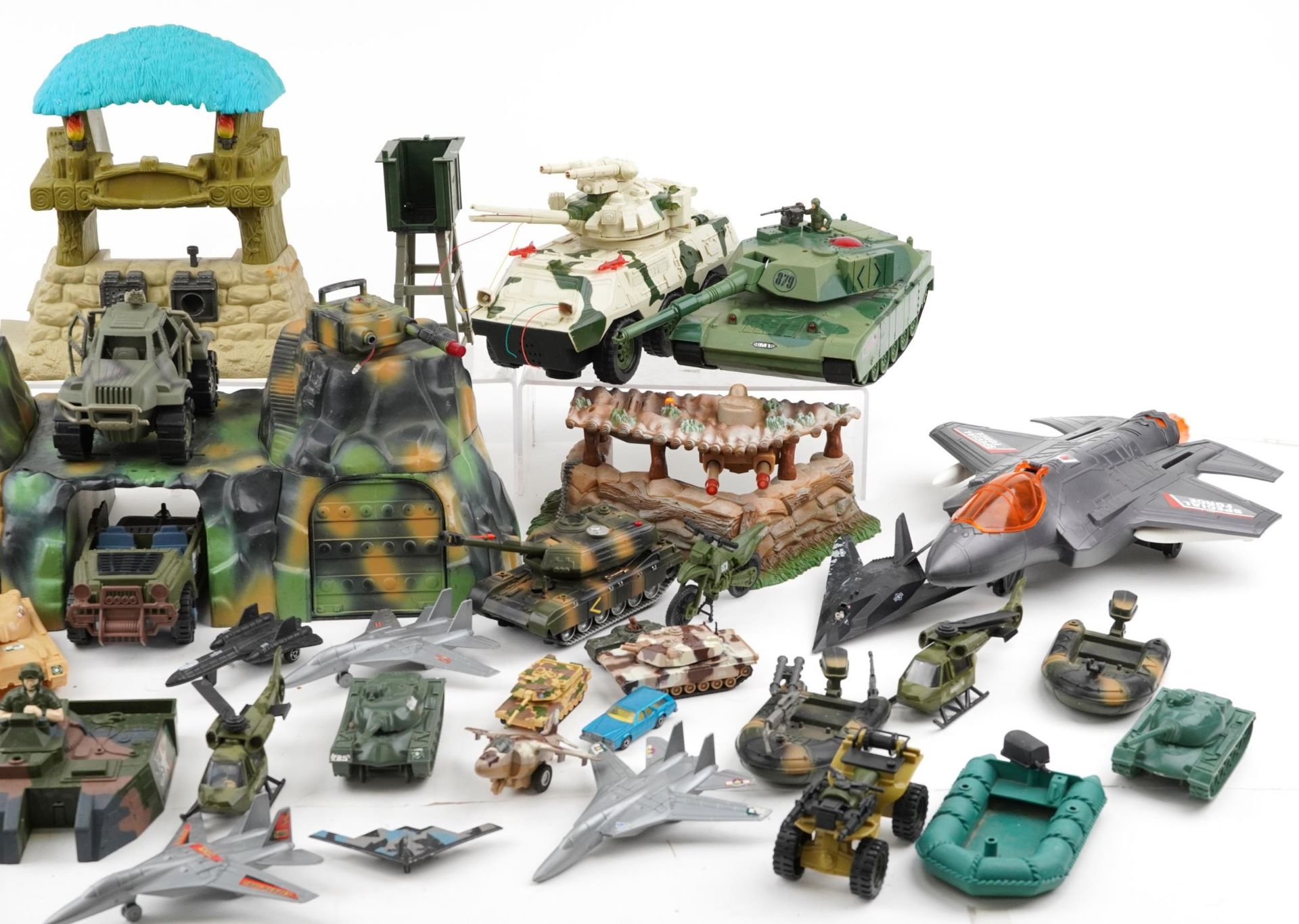 Collection of vintage and later army related toys including fighter jets and tanks - Bild 3 aus 3
