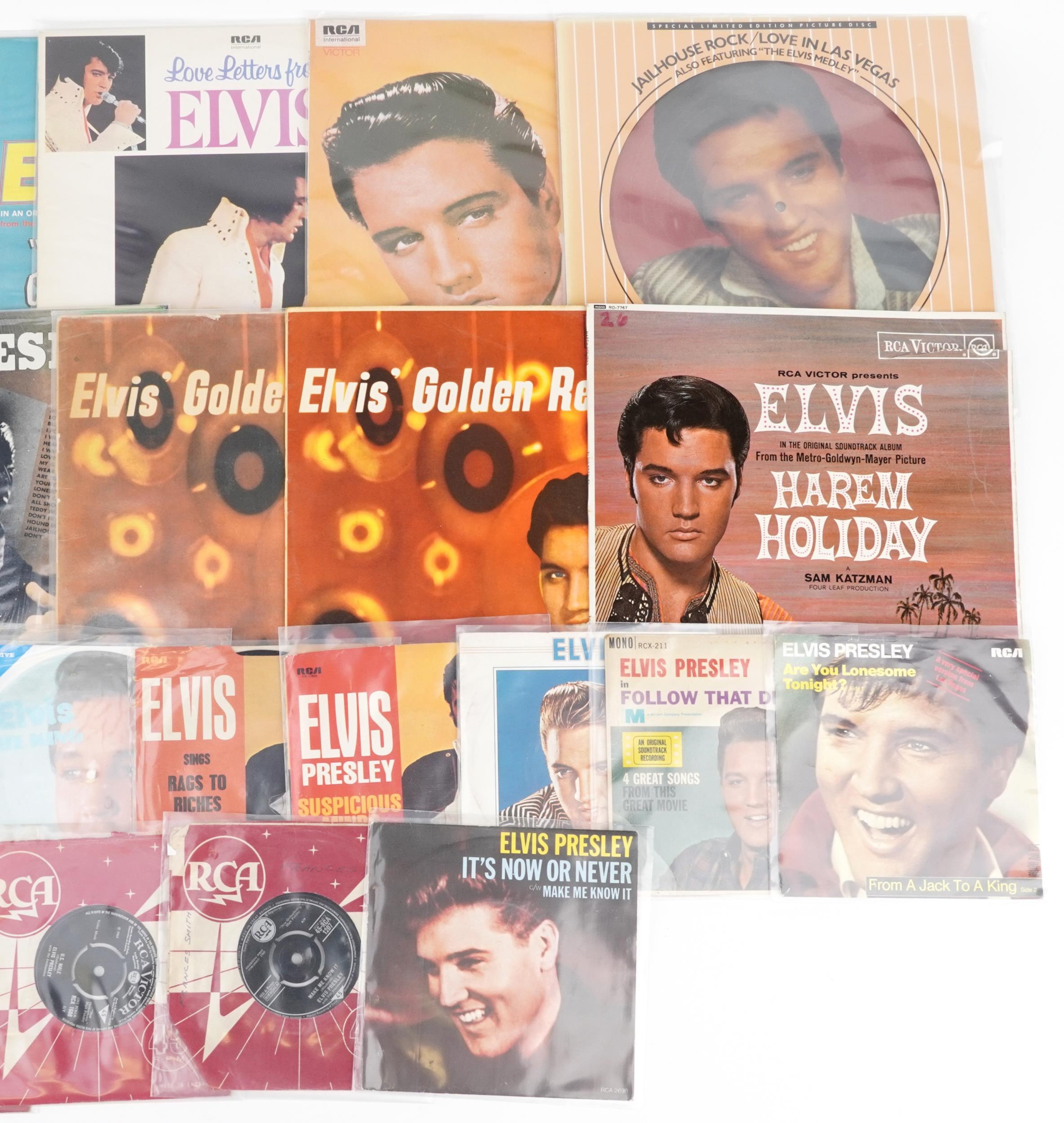 Elvis Presley vinyl LP records and 45rpms including Kissing Cousins, Hawaii USA and Golden Records - Image 3 of 3